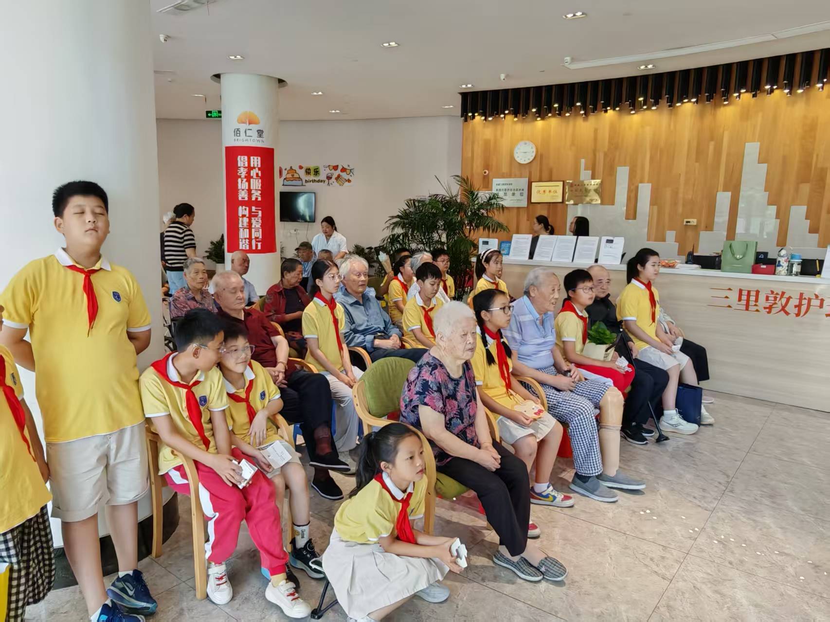 9月10日上午，崇川区文峰街道三里墩社区关工委组织三里墩小学学生走进三里墩护理院，为院内退休教师举办庆祝教师节主题活动。孩子们亲手制作贺卡、献上深情朗诵，向退休教师传递感恩之情；社区文艺团队还演唱了《老师您好》《爱的奉献》两首歌曲。（三里墩社区关工委）.jpg