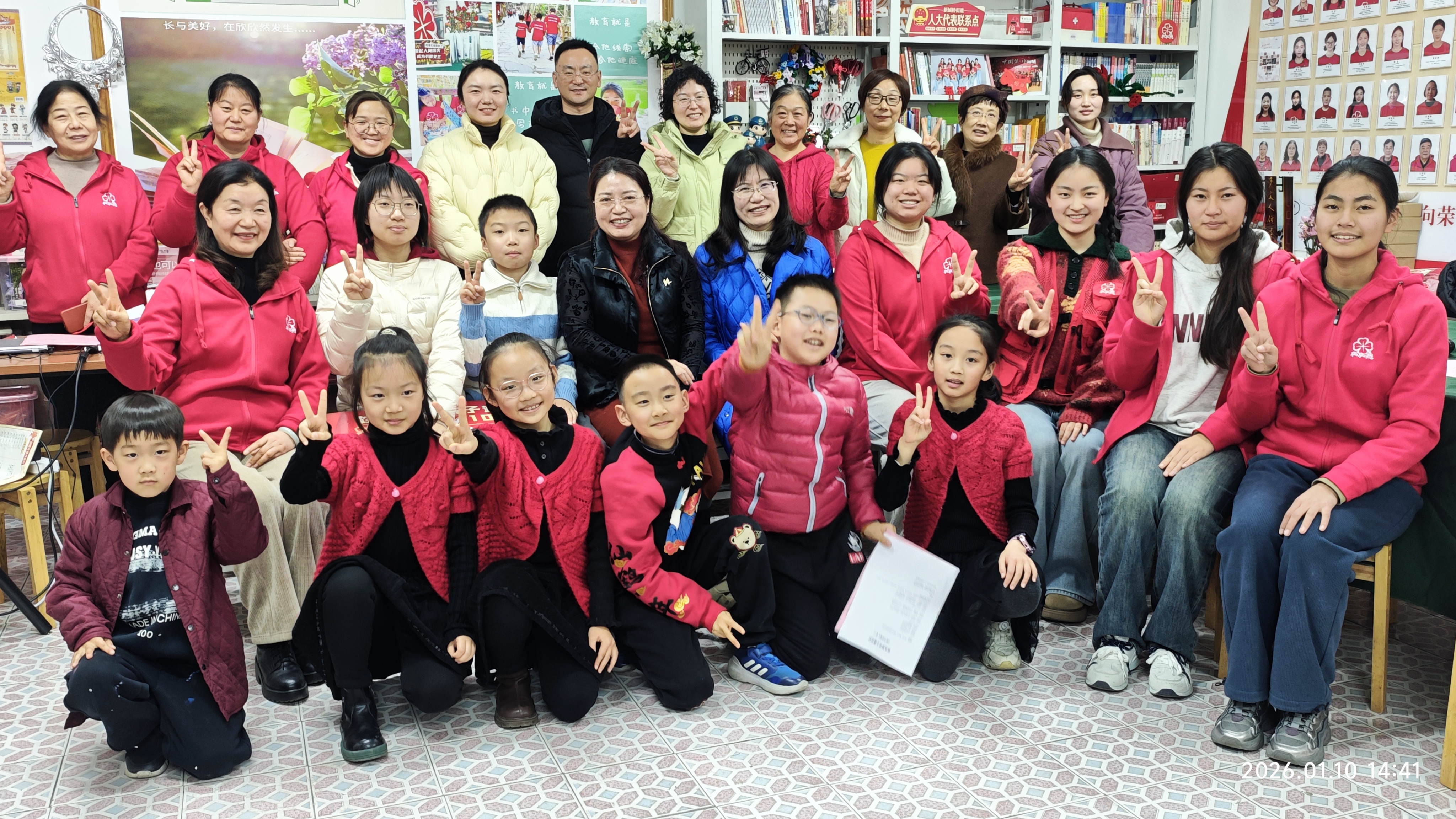 1月13 日，崇川区新城桥街道欣欣然校外教育辅导站组织举办了“以爱为名，温暖冬日”主题爱心捐助仪式。饶雨煊、饶子逸姐弟俩用积攒的1万元压岁钱为公益事业添砖加瓦，以少年的担当诠释着“爱与奉献”的真谛。在街道妇联主席曹宁燕、关工委主任曹洁玉以及欣欣然志愿者老师们的共同见证下，姐弟俩现场递交爱心捐款，并接过了“少年公益榜样”荣誉证书。欣欣然校外教育辅导站将延续这份“少年向善”的温暖力量，激励更多人关注并参与公益，让“人人可公益、处处有温暖”的浓厚氛围遍布每.jpg