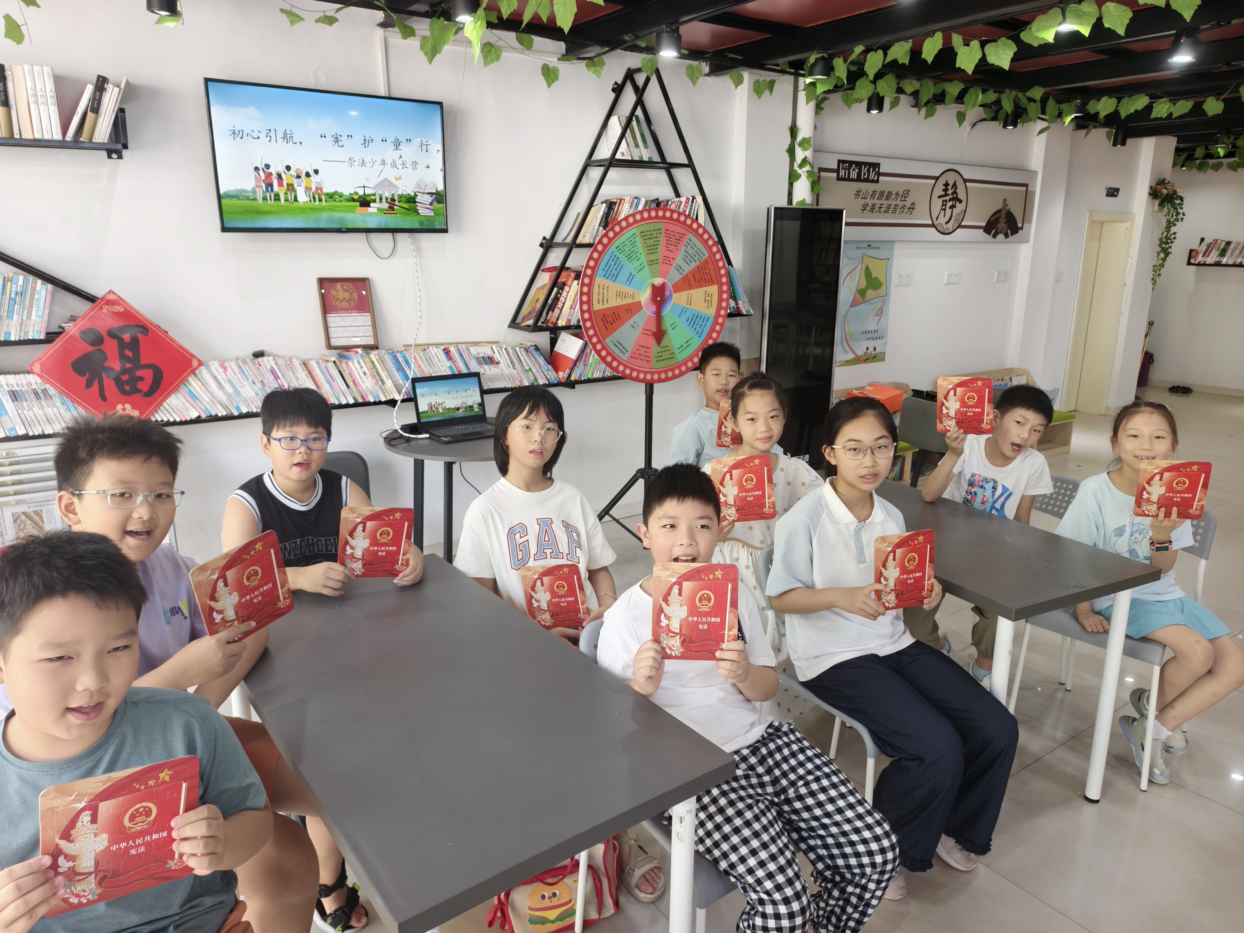 8月19日上午，崇川区狼山镇街道军山社区关工委在韬奋书吧开展“初心引航，‘宪’护‘童’行”青少年法治宣传活动。活动通过互动游戏、情景研学等方式，引导青少年学习宪法知识，厚植法治信仰，争做知法、懂法、守法的新时代“法律小卫士”。（军山社区关工委）.jpg
