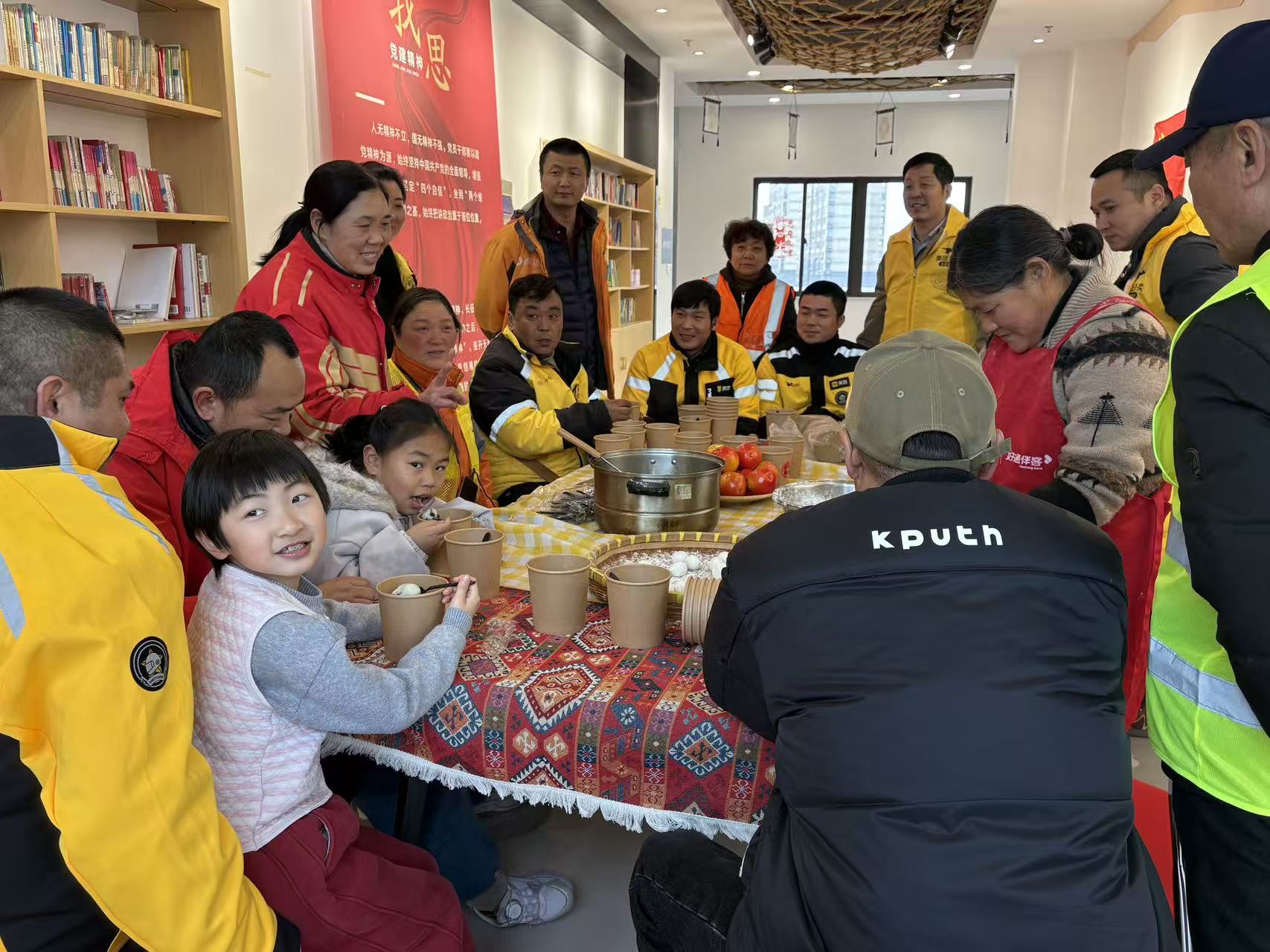 为大力弘扬中华优秀传统文化，进一步提升新业态新就业群体的归属感与幸福感，2月27日下午，崇川区天生港镇街道总工会携手白龙庙社区、国庆社区共青团、关工委及妇联，于天生港镇街道“红石榴家园”共同举办“问候新业人 温馨庆元宵”主题活动。活动邀请辖区内出租车司机、快递小哥、货车司机、物业工作者等20余名新业态员工代表欢聚一堂，共赴一场民俗之约，同享元宵节日温情。（倪德华）.jpg