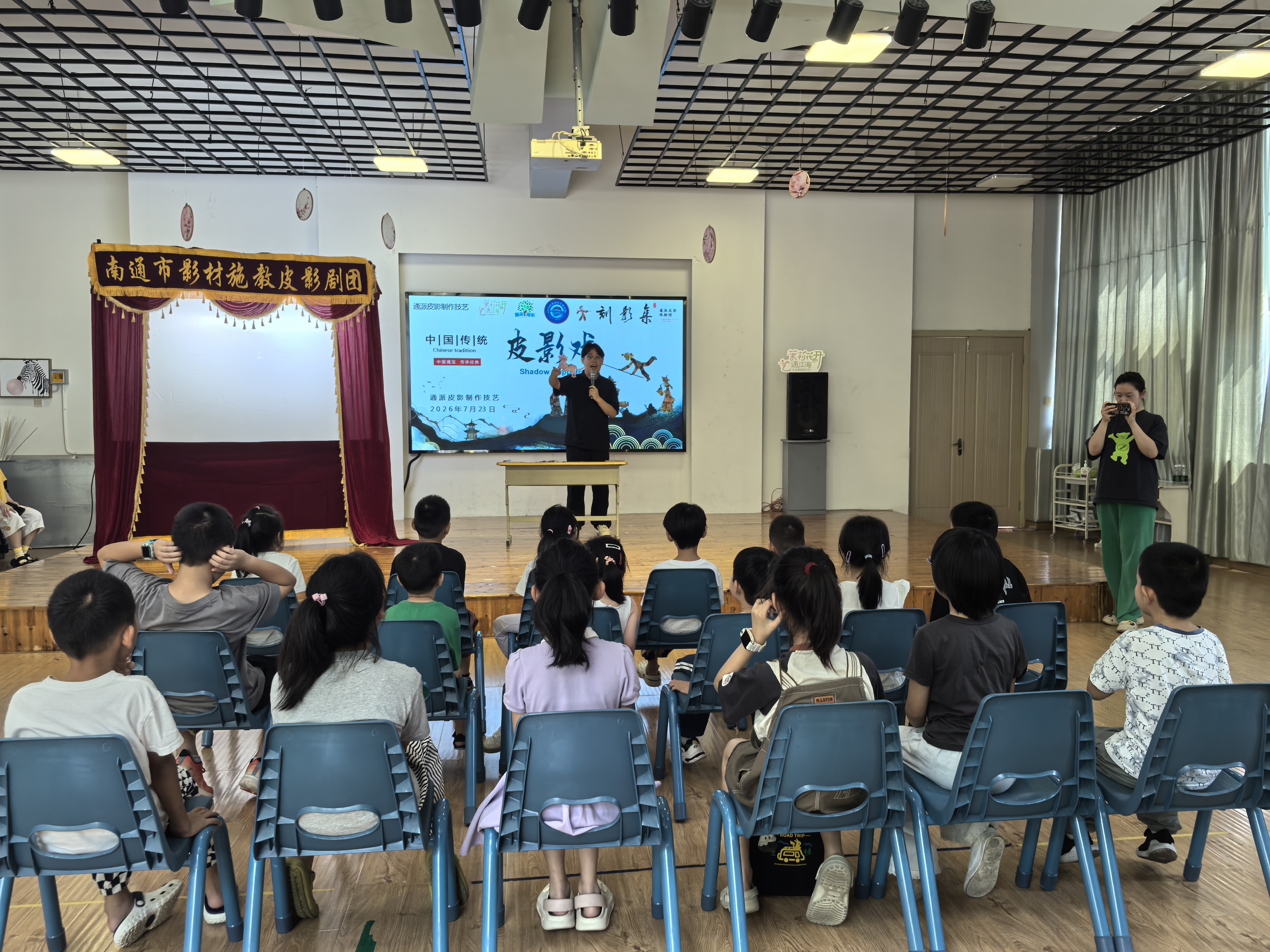 7月23日下午，崇川区钟秀街道生建村社区关工委邀请南通市影材施教皮影剧团走进苏建花园城，开展非遗皮影戏文化体验活动。（生建村社区关工委）.jpg