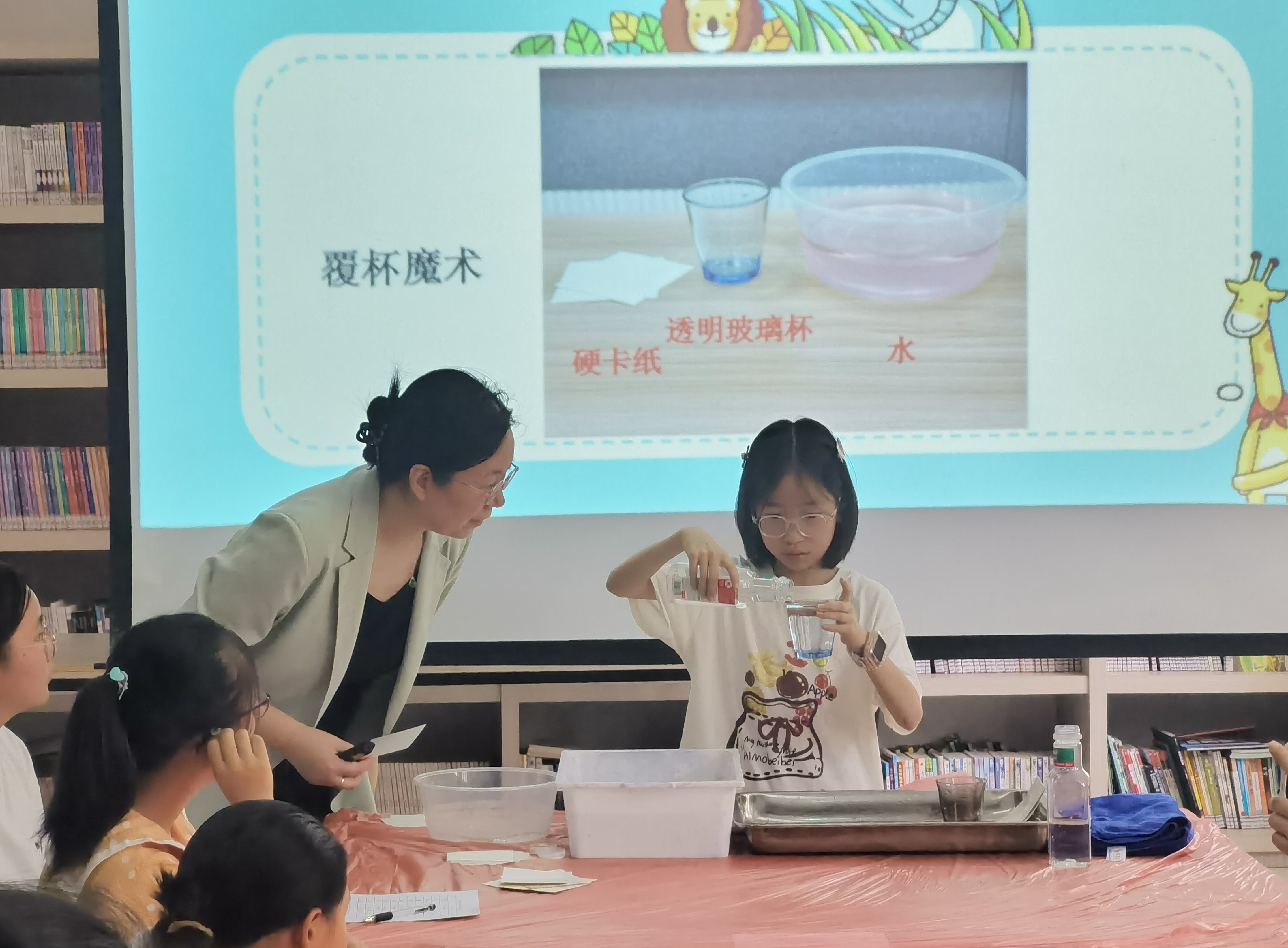 8月28日，崇川区秦灶街道秦北村社区关工委在“韬奋书屋”举办了“看不见的大力士”科普实践主题收心课堂。（秦北村社区关工委）.jpg
