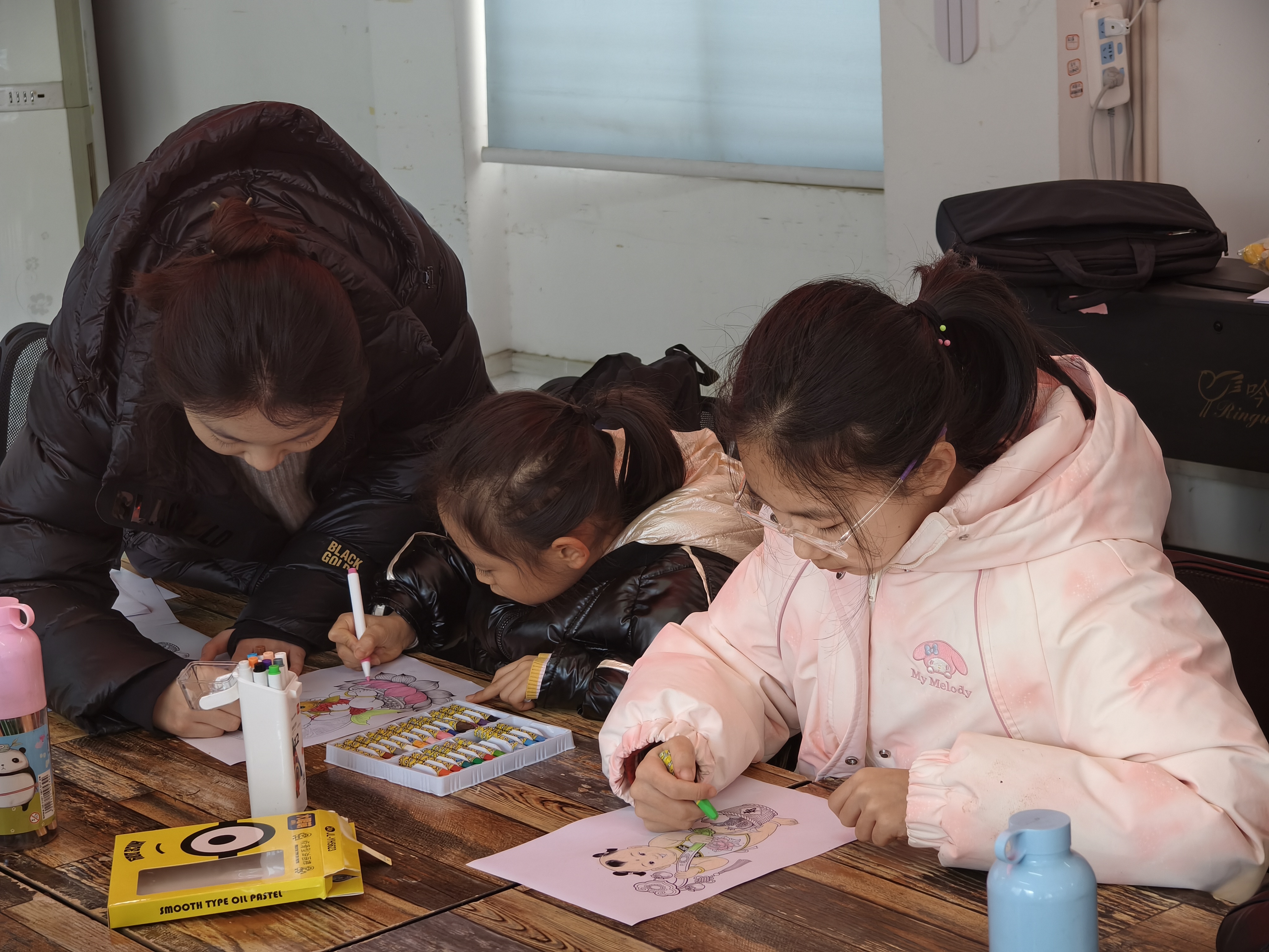 2月9日，和平桥街道起凤社区关工委携手南通大学“绘中国”青苗实践团，开展了“童心绘福娃 彩笔绘新春”年画娃娃填色活动。活动以趣味手工的形式，为孩子们献上了一份别样的文化盛宴，让传统民俗文化在指尖流转、在童心中深深扎根。（李静然）.jpg