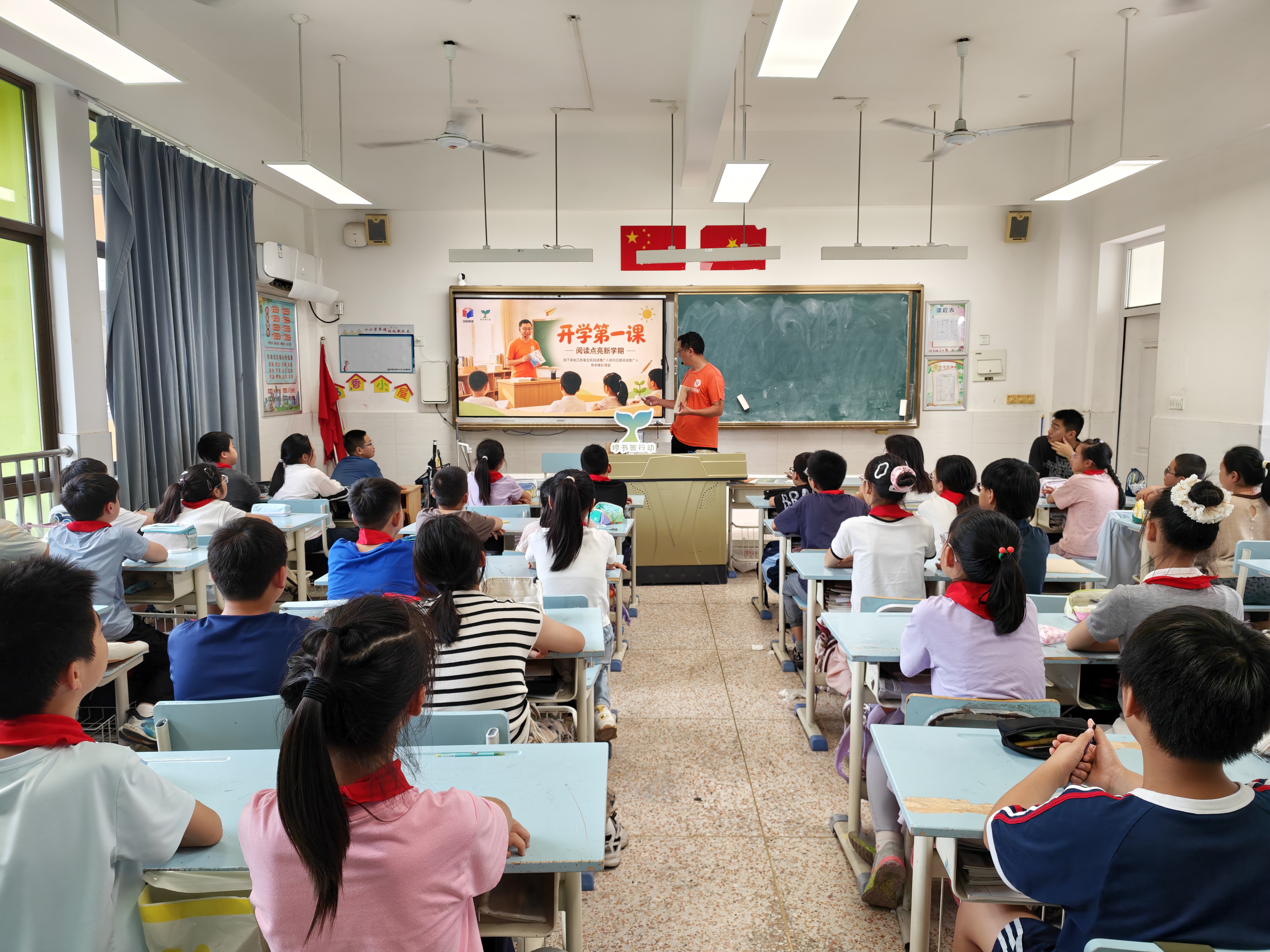 9月3日下午，崇川区文峰街道三里墩社区邀请崇川区“全民阅读进万家”暨护苗宣讲团成员包志鑫老师走进三里墩小学开展活动。包老师通过正版与盗版图书的实物对比，引导学生识别非法出版物，倡导绿色阅读理念。（三里墩社区关工委）.jpg