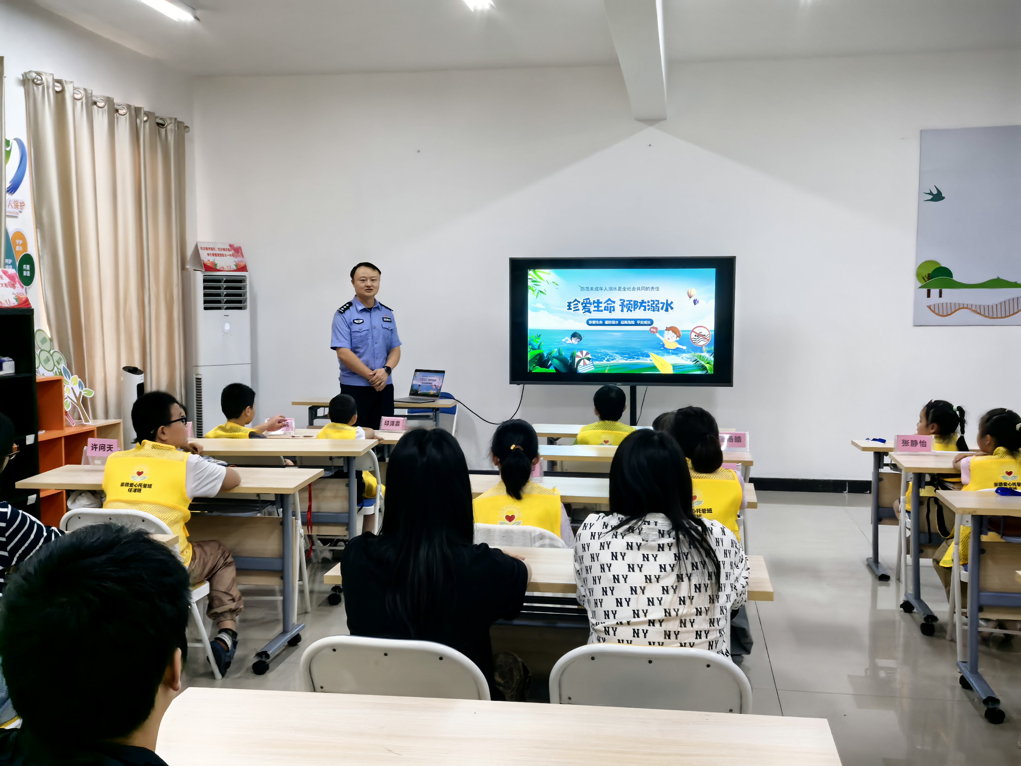 7月15日，崇川区“崇德”爱心暑托班任港班正式开班，辖区袁警官为22名学生带来“珍爱生命 预防溺水”主题开班第一课，课程围绕暑期防溺水、防诈骗等内容开展安全教育。（任港街道关工委）.jpg