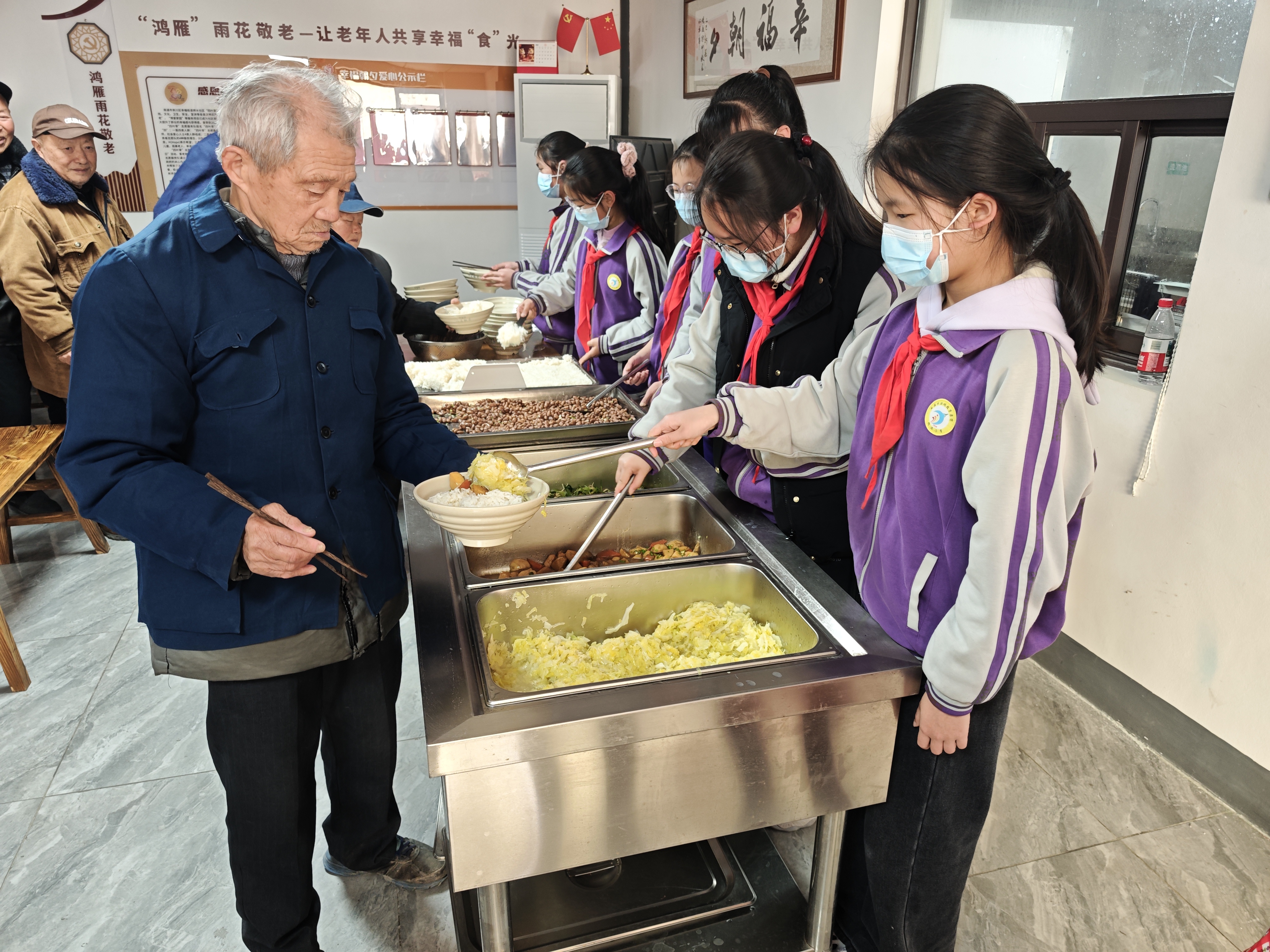 3月24日，崇川区幸福街道转水社区关工委联合鹤涛小学师生在幸福朝夕公益服务中心老年爱心助餐点开展“情暖夕阳”志愿服务。(转水社区关工委).jpg