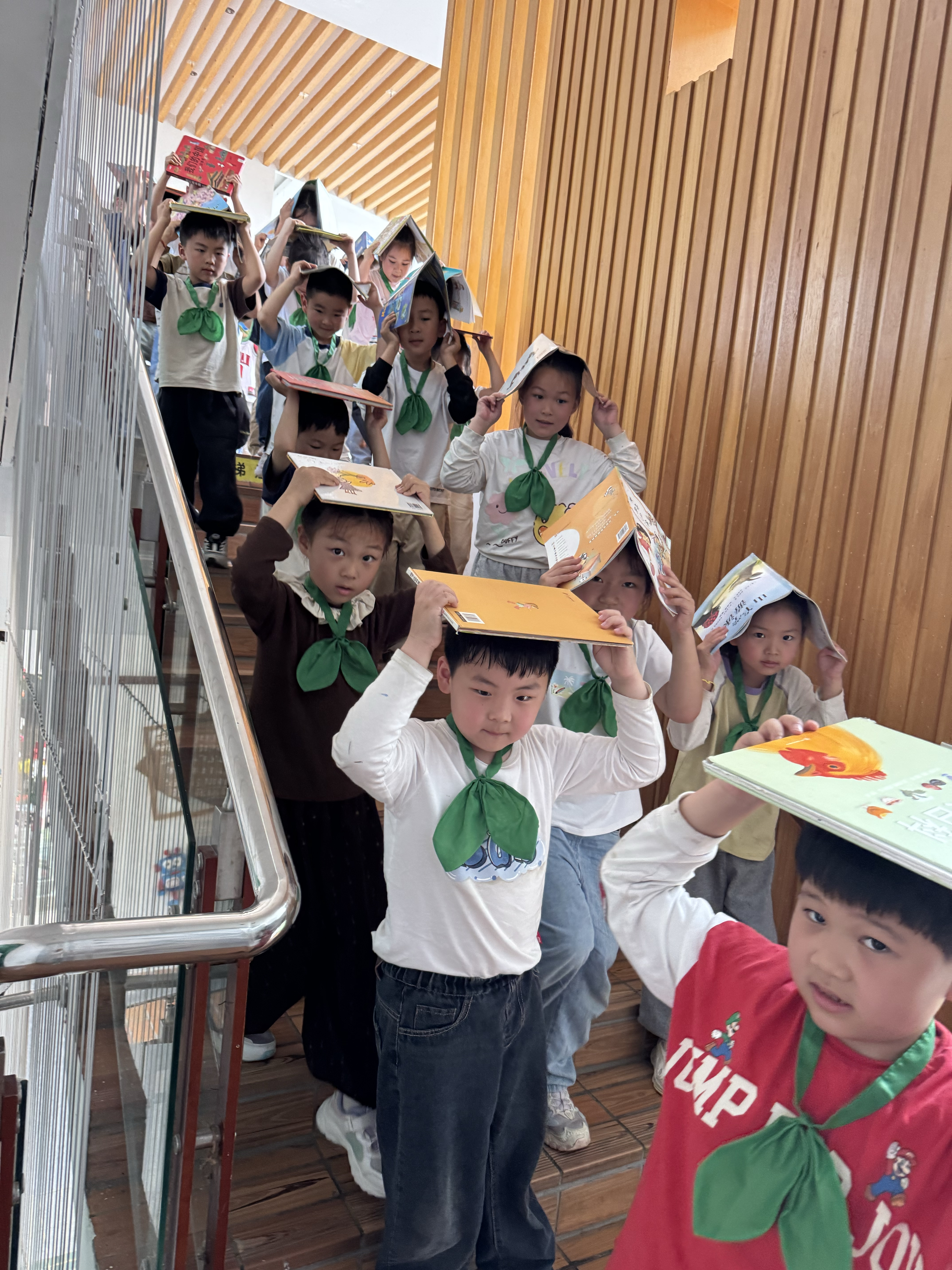 5月12日，崇川区文峰街道新城社区关工委在新城机关幼儿园组织了一场消防应急疏散演练活动。（新城社区关工委）.jpg