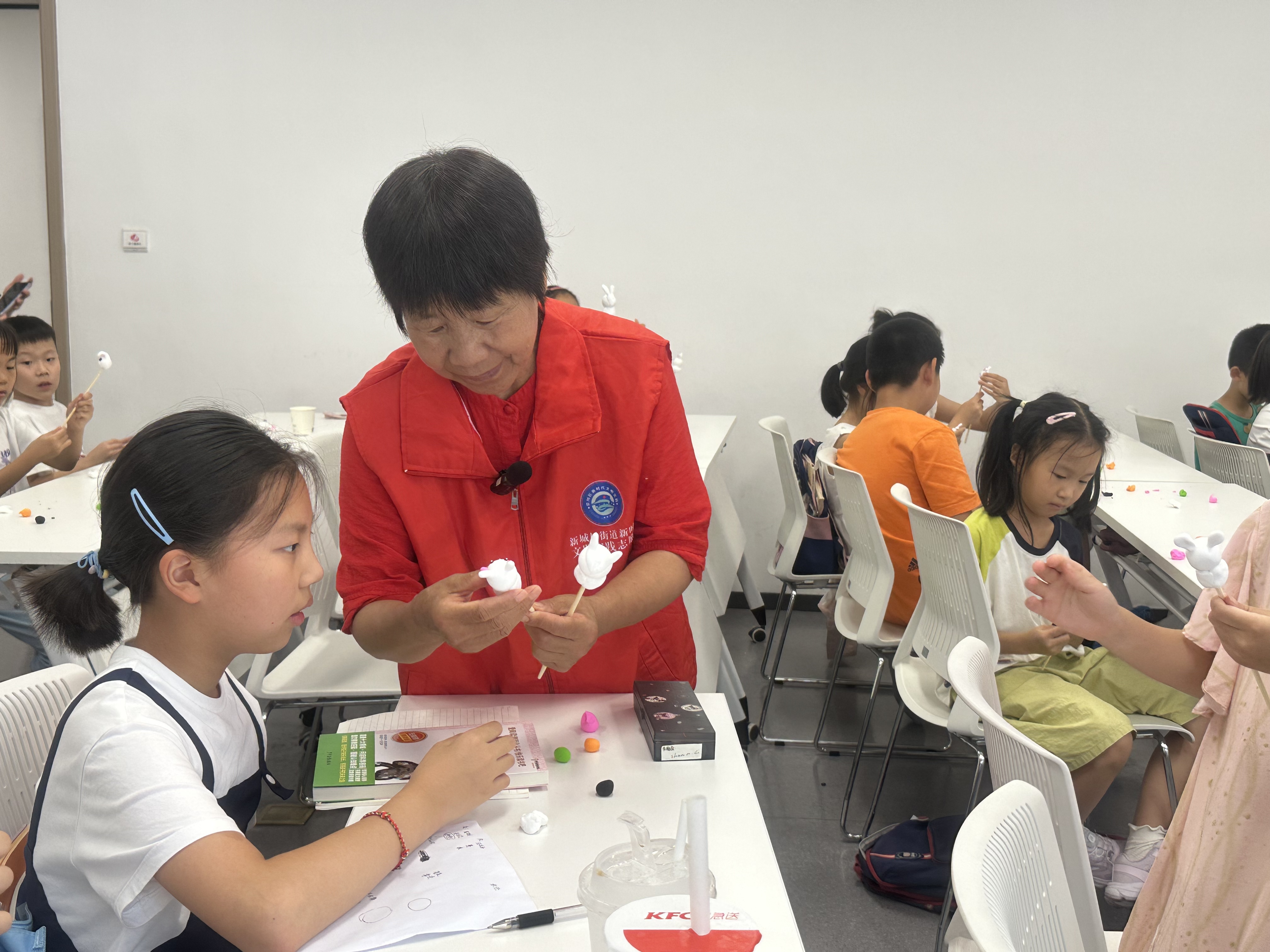 7月23日，崇川区新城桥街道关工委组织辖区少年儿童开展“巧手捏泥人，非遗润童心”非遗泥人手工制作主题活动，以趣味实践的形式为孩子们带来了一堂生动的非遗文化启蒙课。（刘伟男）.jpg