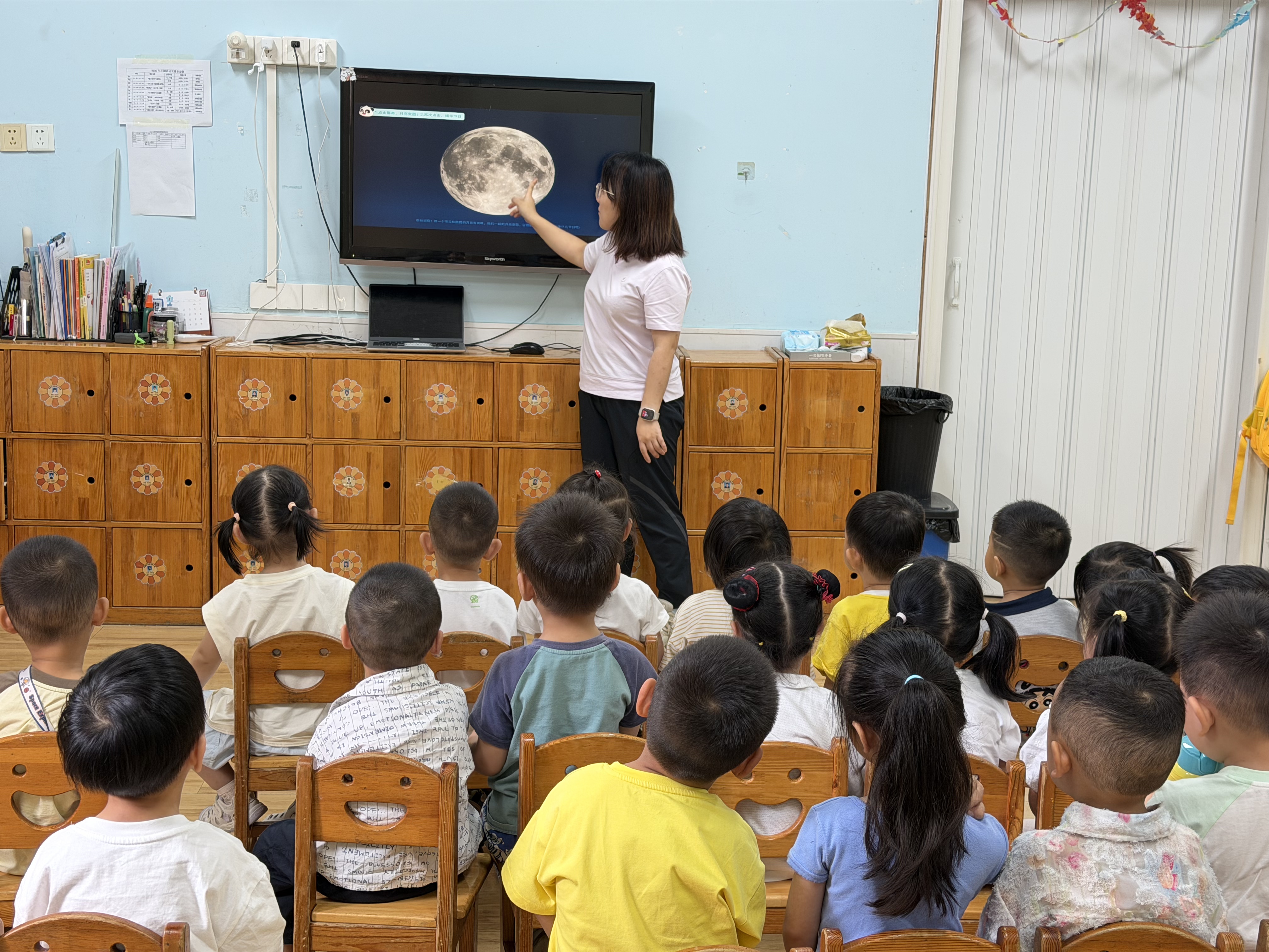 9月7日，崇川区城东街道濠东社区关工委联合太阳花幼儿园开展中秋主题科普活动，将传统民俗文化送进幼儿园课堂，依托社区网格资源丰富辖区幼儿精神文化生活，厚植少年儿童的传统文化情怀。（濠东社区关工委）.jpg