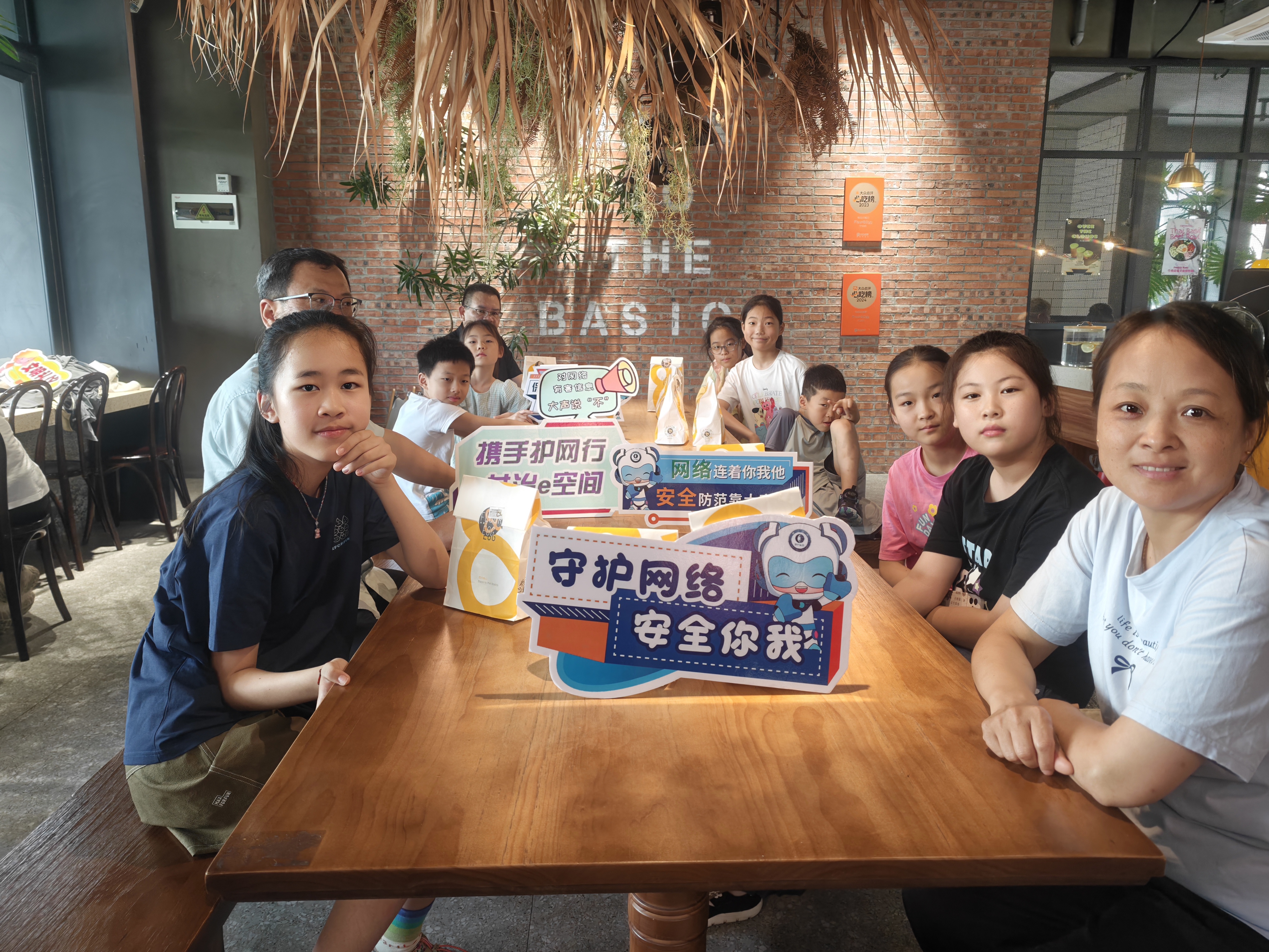 7月27日，崇川区文峰街道鲍家桥社区关工委组织辖区青少年开展“七彩夏日启新程 巧手烘焙促成长”活动，通过学习安全知识、动手实践与欢乐体验，让孩子们度过了一个安全、充实、快乐的假期。（鲍家桥社区关工委）.jpg