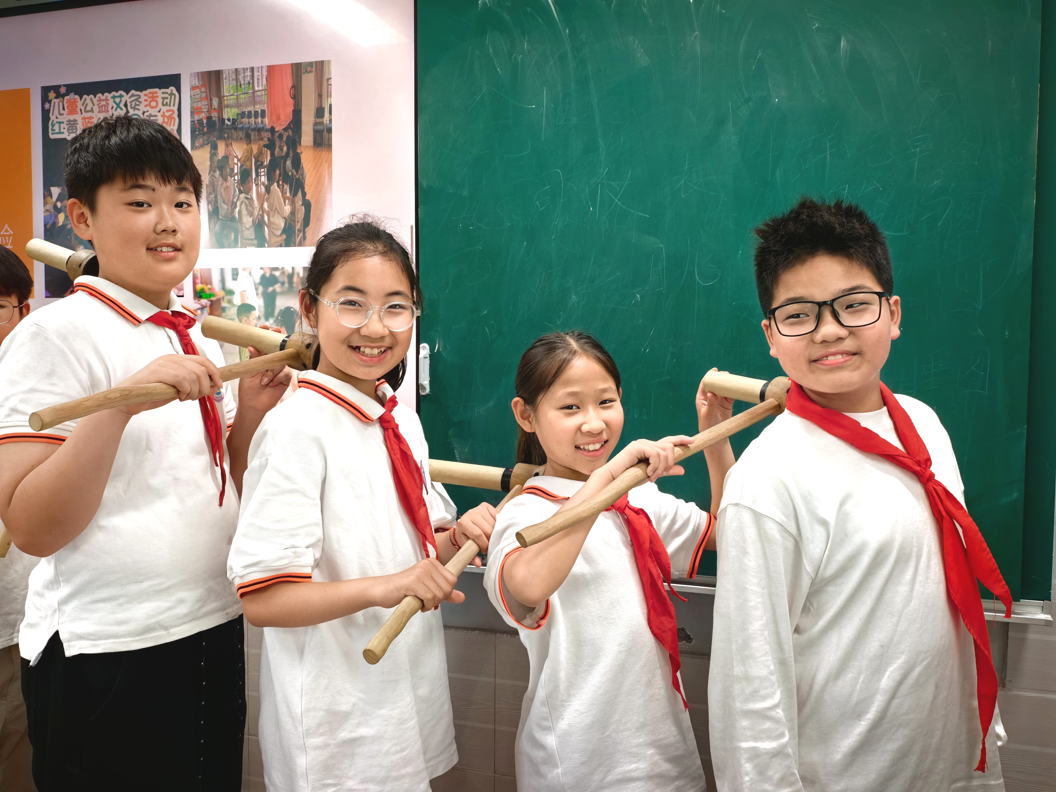 5月18日，崇川区天生港镇街道爱国村社区关工委与天生港小学共同举办了“小满识百草 艾香润童心”主题实践活动。（任佳淇）.jpg
