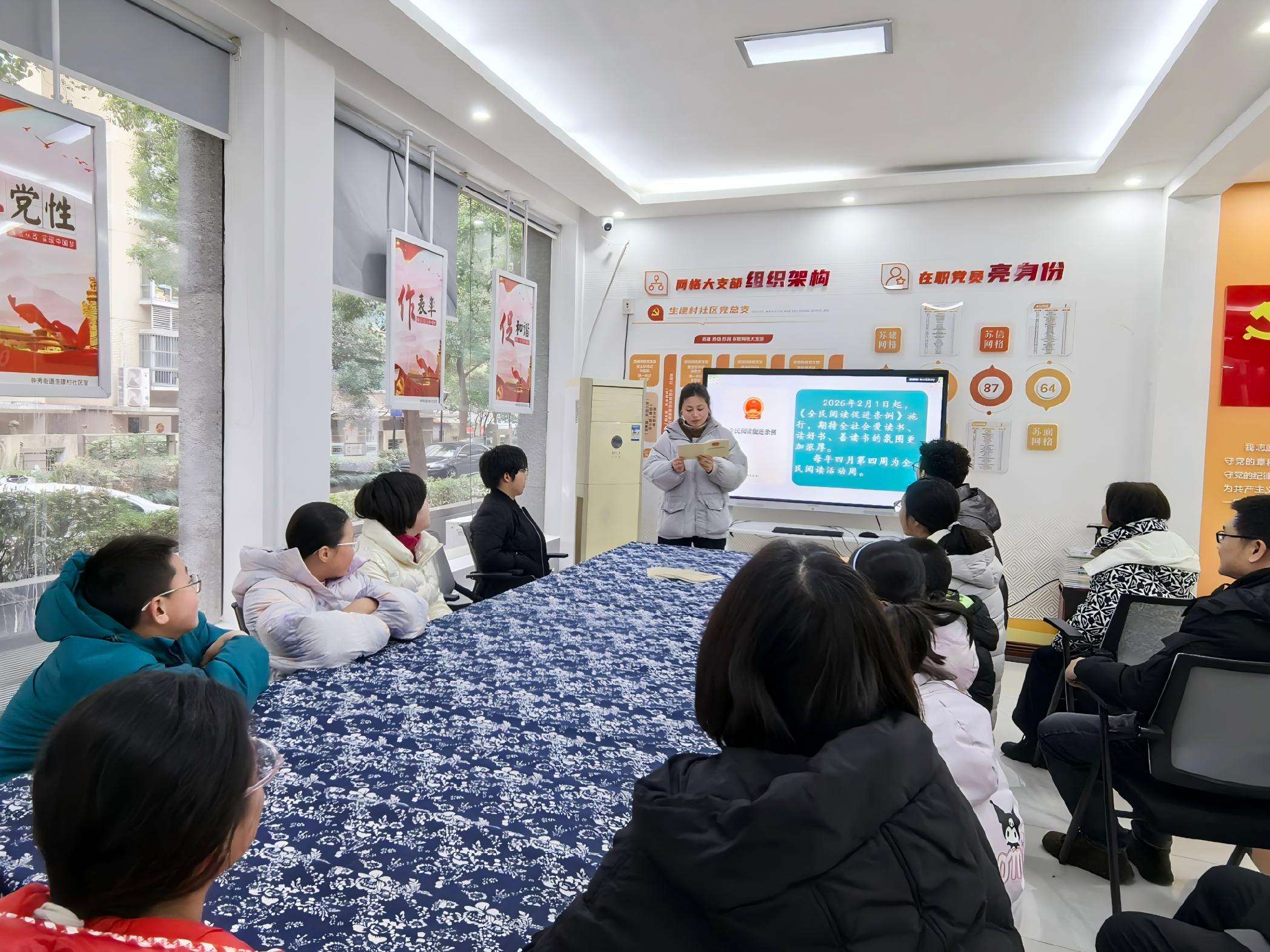 3月3日，钟秀街道生建村社区关工委于苏建花园城45号楼网格党群服务站，举办了“阅赏四季，畅享‘书’适生活”系列活动之“翻开书页 遇见美好”主题阅读活动。返乡大学生志愿者与辖区青少年共赴书香之约，探寻文化之美。（马荣）.jpg