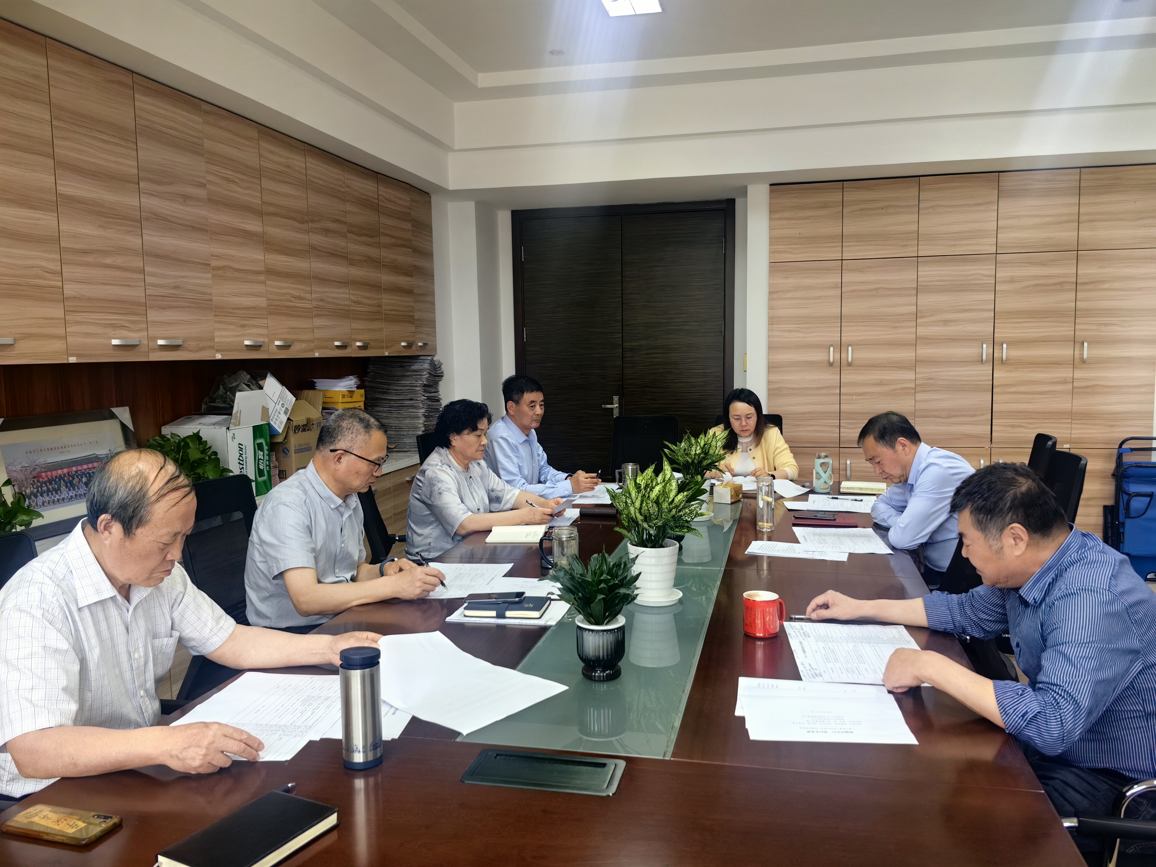 5月19日上午，崇川区关工委召开全体驻会人员会议，专题传达学习全省关心下一代工作培训班精神。区人大党组成员、区关工委主任冯斌主持会议并讲话。（区关工委办公室）.jpg