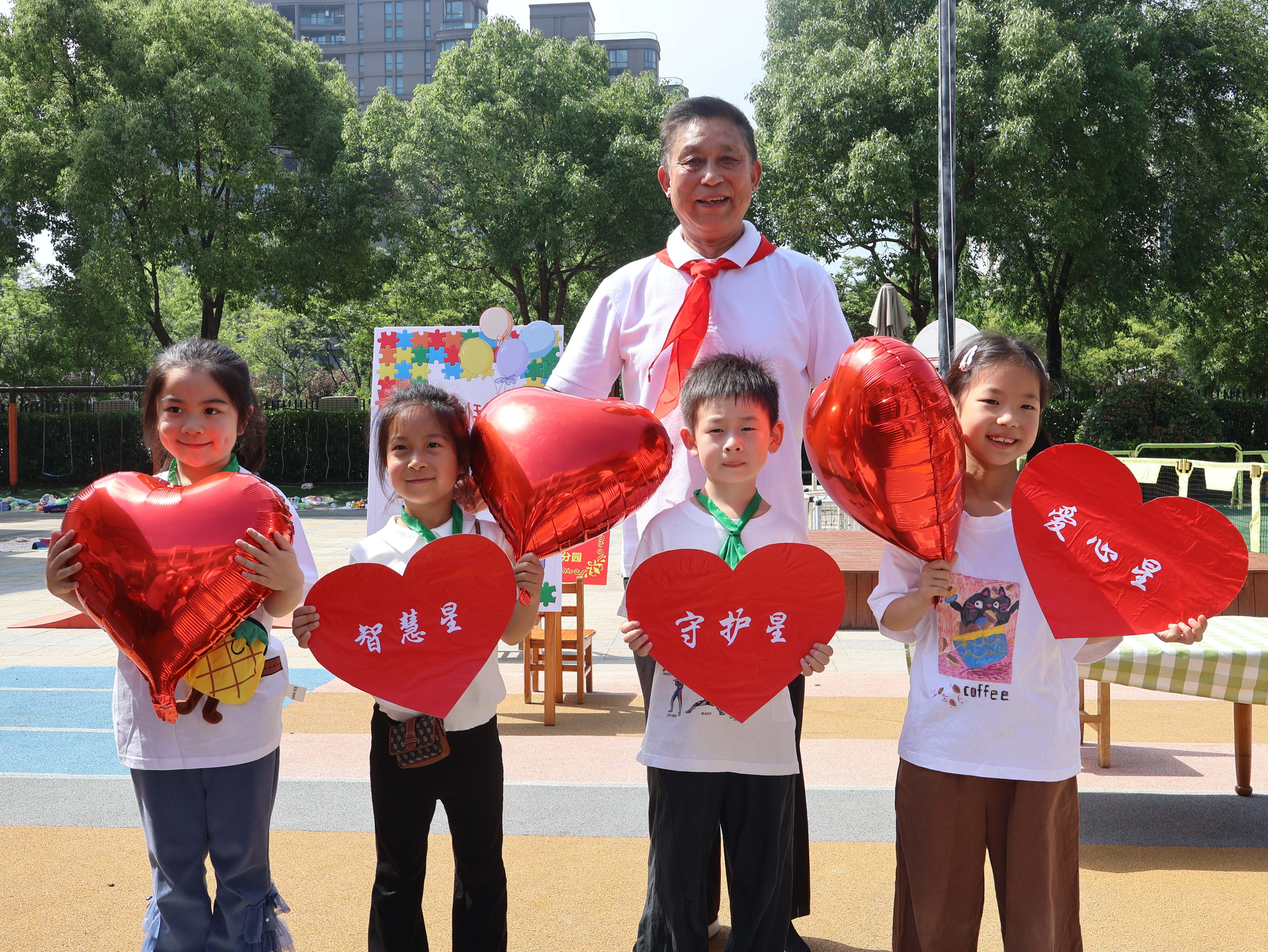 6月1日，崇川区文峰街道新城社区关工委携手机关幼儿园大班组，开展“童心向善·把爱传出去”爱心义卖暨公益捐赠活动。（新城社区关工委）.jpg