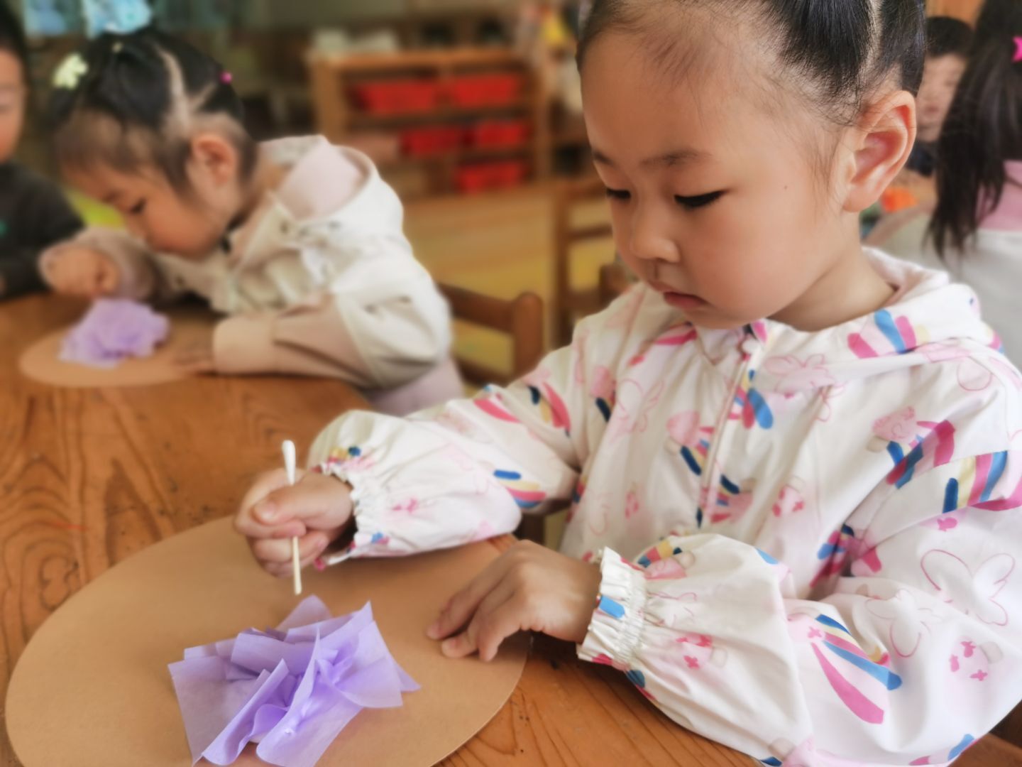 5月12日，崇川区幸福街道蒋坝村社区关工委开展“童心献美好，礼赞守护者”主题活动。（蒋坝村社区关工委）.jpg