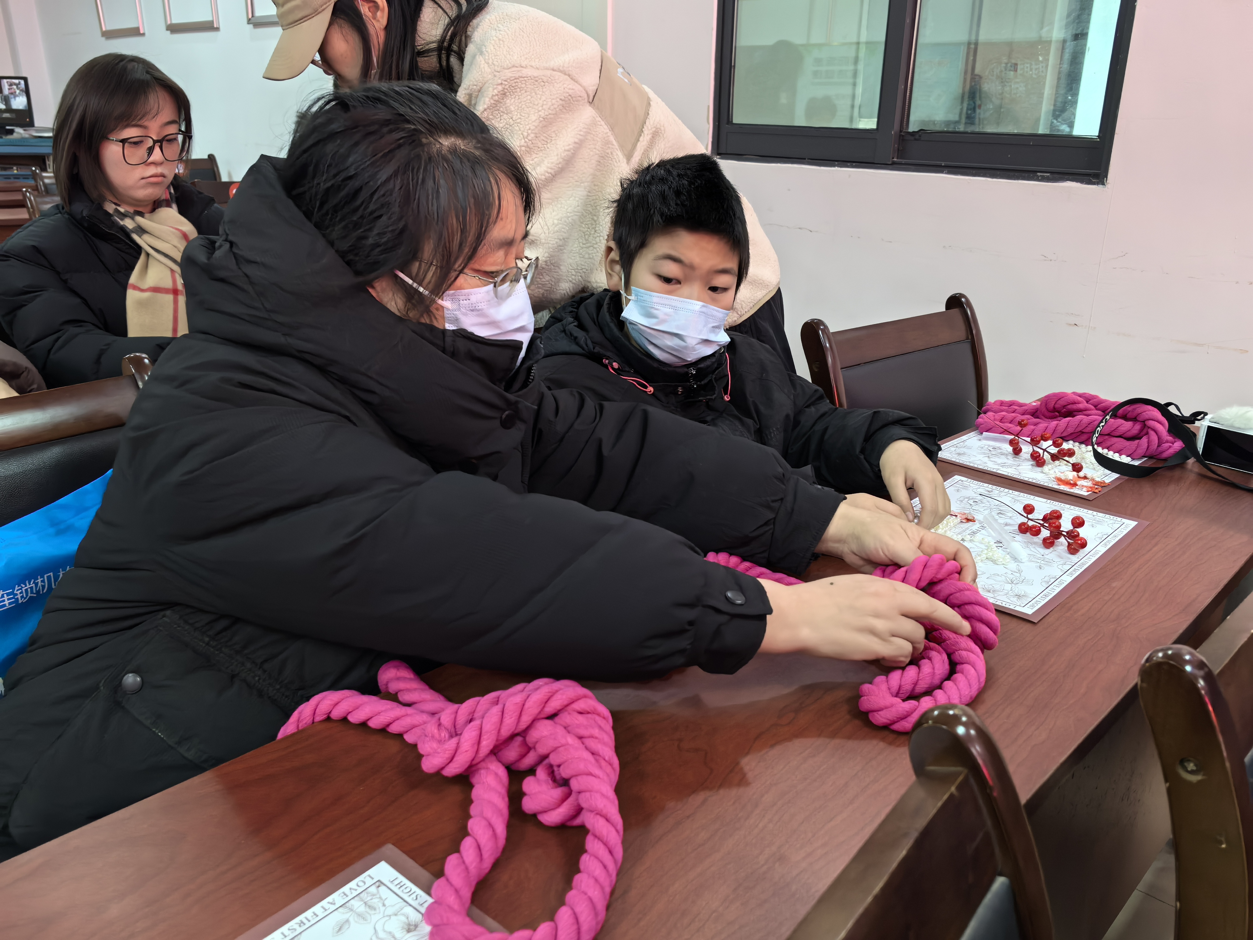 2月9日，崇川区唐闸镇街道北大街社区、长岸社区关工委联合举办“巧手编织万字结，同心共庆迎新春”手工活动，诚邀辖区居民与青少年踊跃参与，在指尖翻飞的编织中一同感受非遗文化的独特魅力，传递新春祝福。此次活动不仅丰富了居民群众与青少年的精神文化生活，更以寓教于乐的形式，助力优秀传统文化在青少年群体中薪火相传，营造出文明祥和、共迎新春的浓厚社区氛围。（窦佳 孙伊琳）.jpg