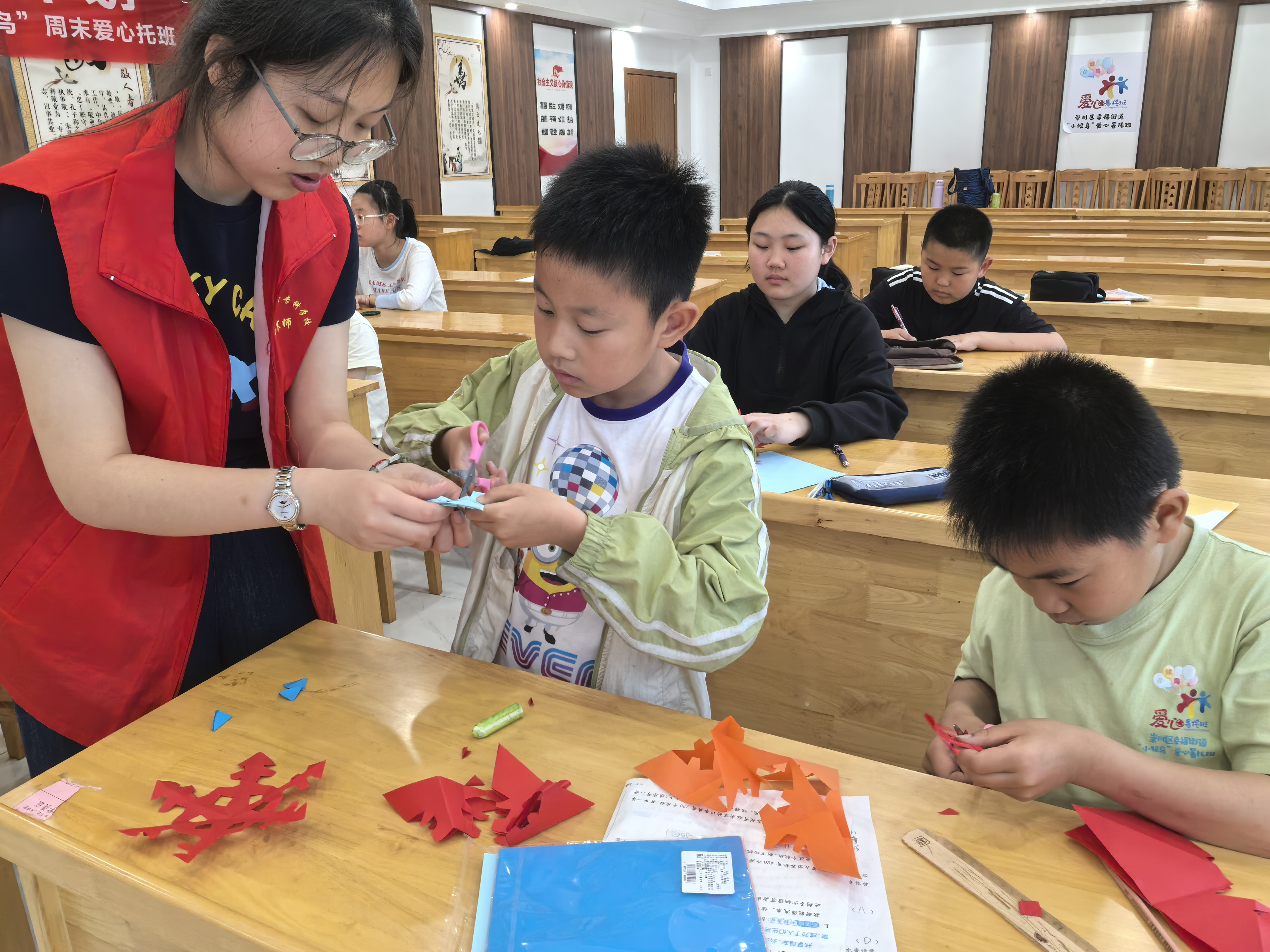 5月23日，崇川区幸福街道关工委开展了“千年技艺，指尖乾坤”探秘“中国剪纸”非遗之美的主题活动。（幸福街道关工委）.jpg