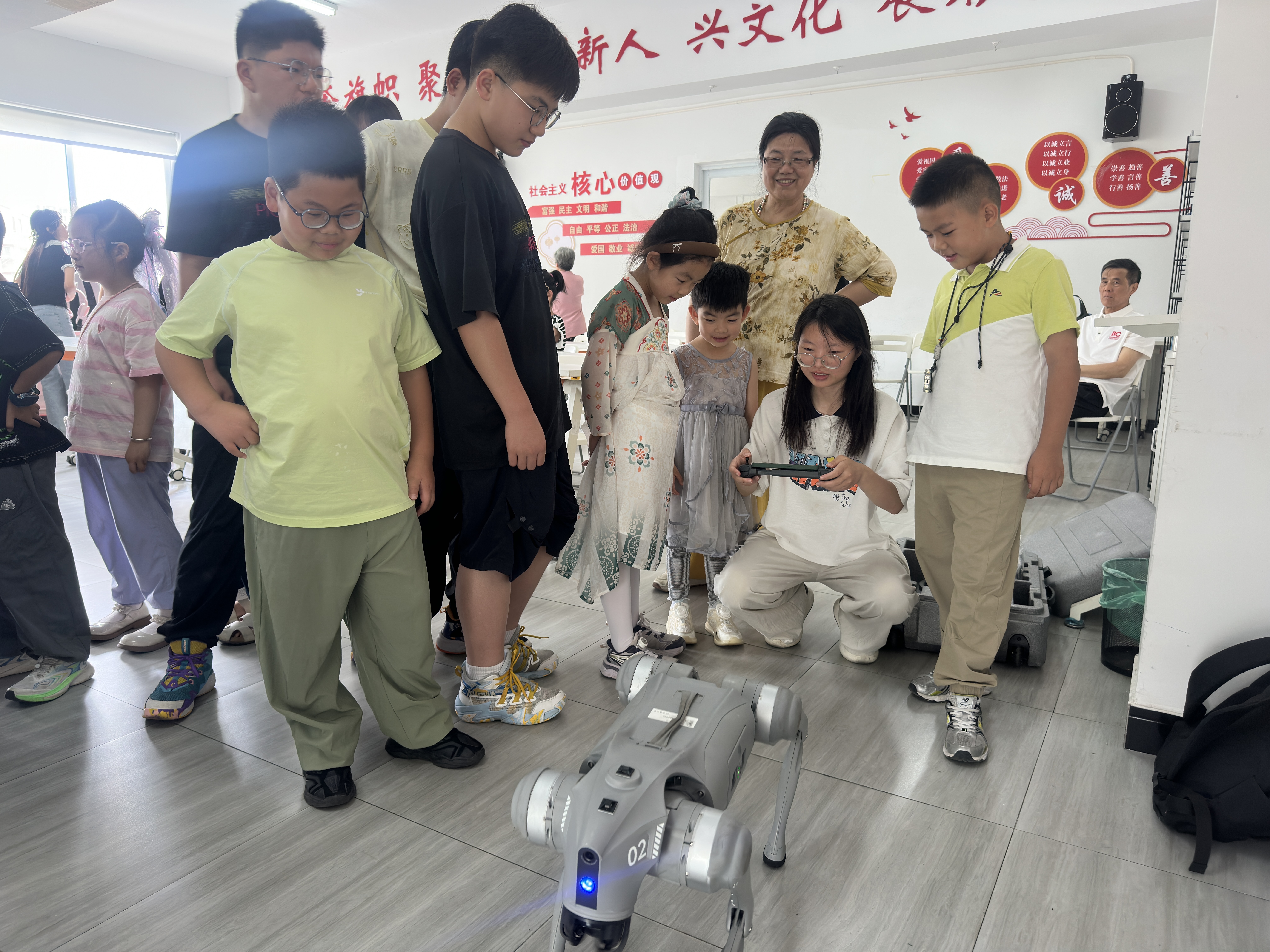 7月13日上午，崇川区学田街道果园社区关工委联合南通大学人工智能与计算机学院大学生志愿者，开展“机器人进社区”科普实践活动，为辖区青少年带来一场趣味满满的人工智能科技盛宴。（果园社区关工委）.jpg