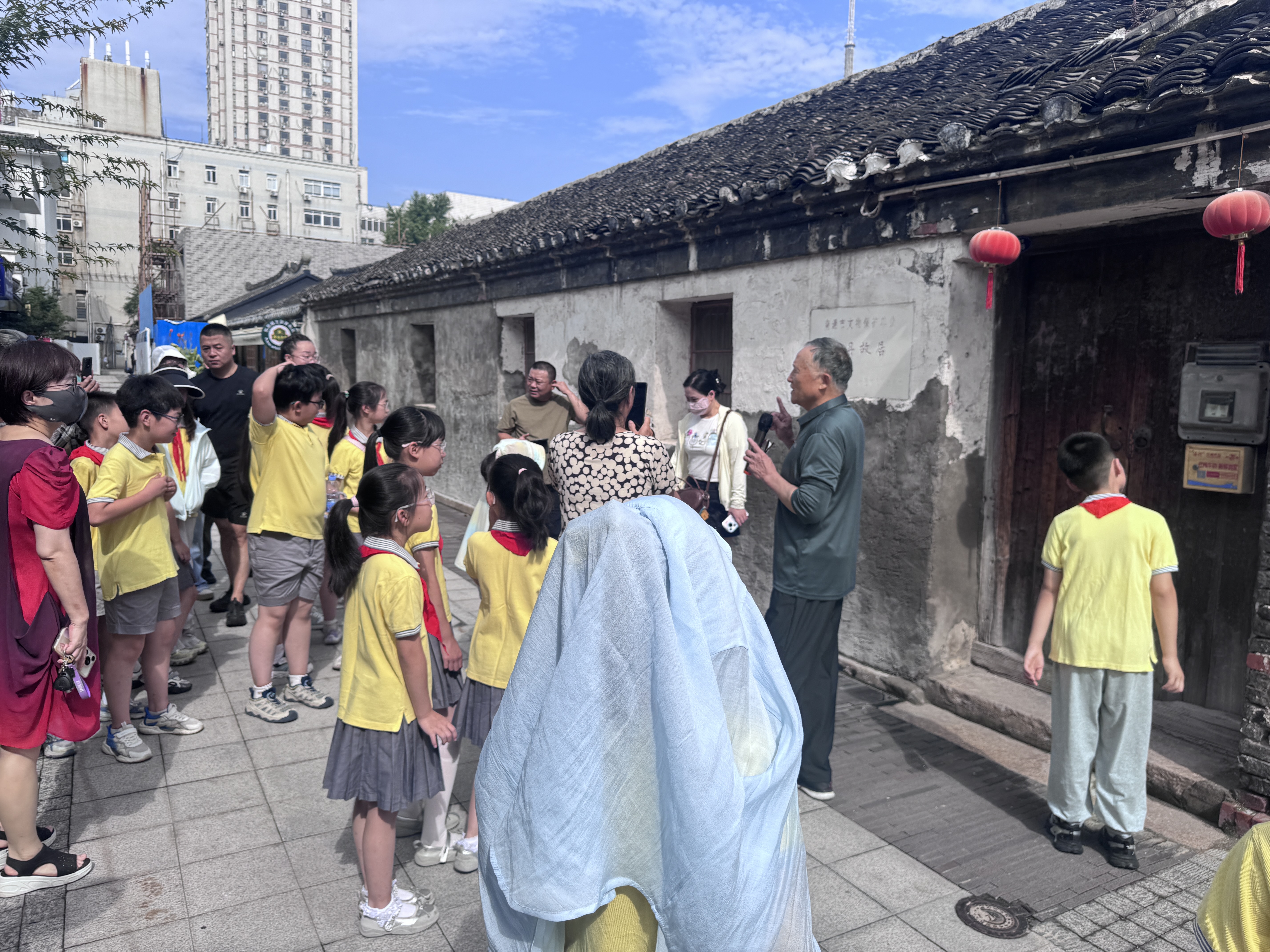 7月23日，崇川区和平桥街道濠阳社区关工委联合西南营文史研究室开展“候鸟慢游・根脉之地——西南营文化寻踪与手作体验日”活动，丰富了辖区青少年的暑期生活。（濠阳社区关工委）.jpg