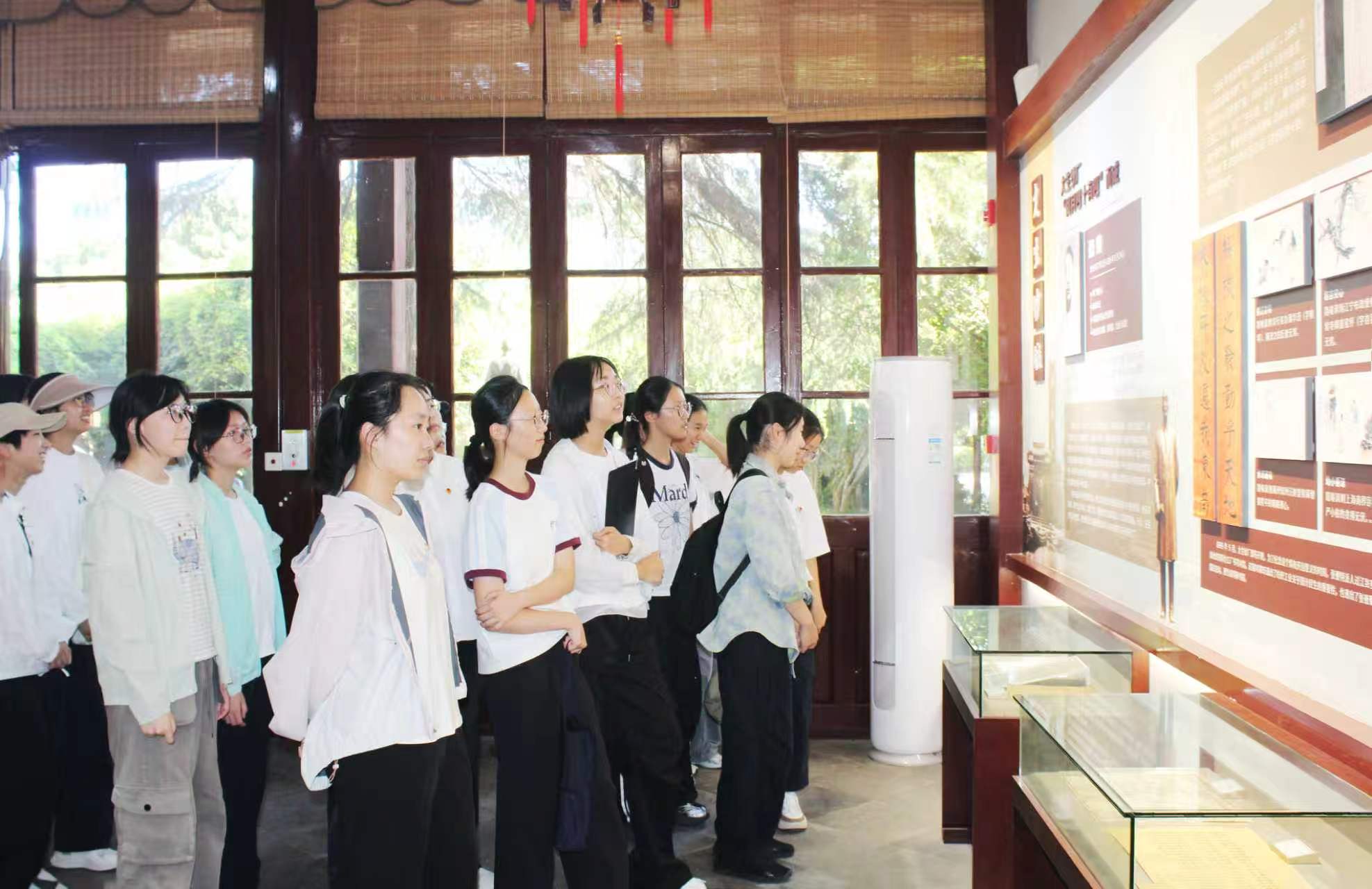 9月12日，崇川区钟秀街道校西村社区新时代文明实践站联合关工委，在大生纱厂旧址开展“探寻江海文脉 聆听工业脉搏”主题活动，组织参与者在实境研学中触摸工业发展脉搏，汲取奋进力量。（校西村社区关工委）.jpg