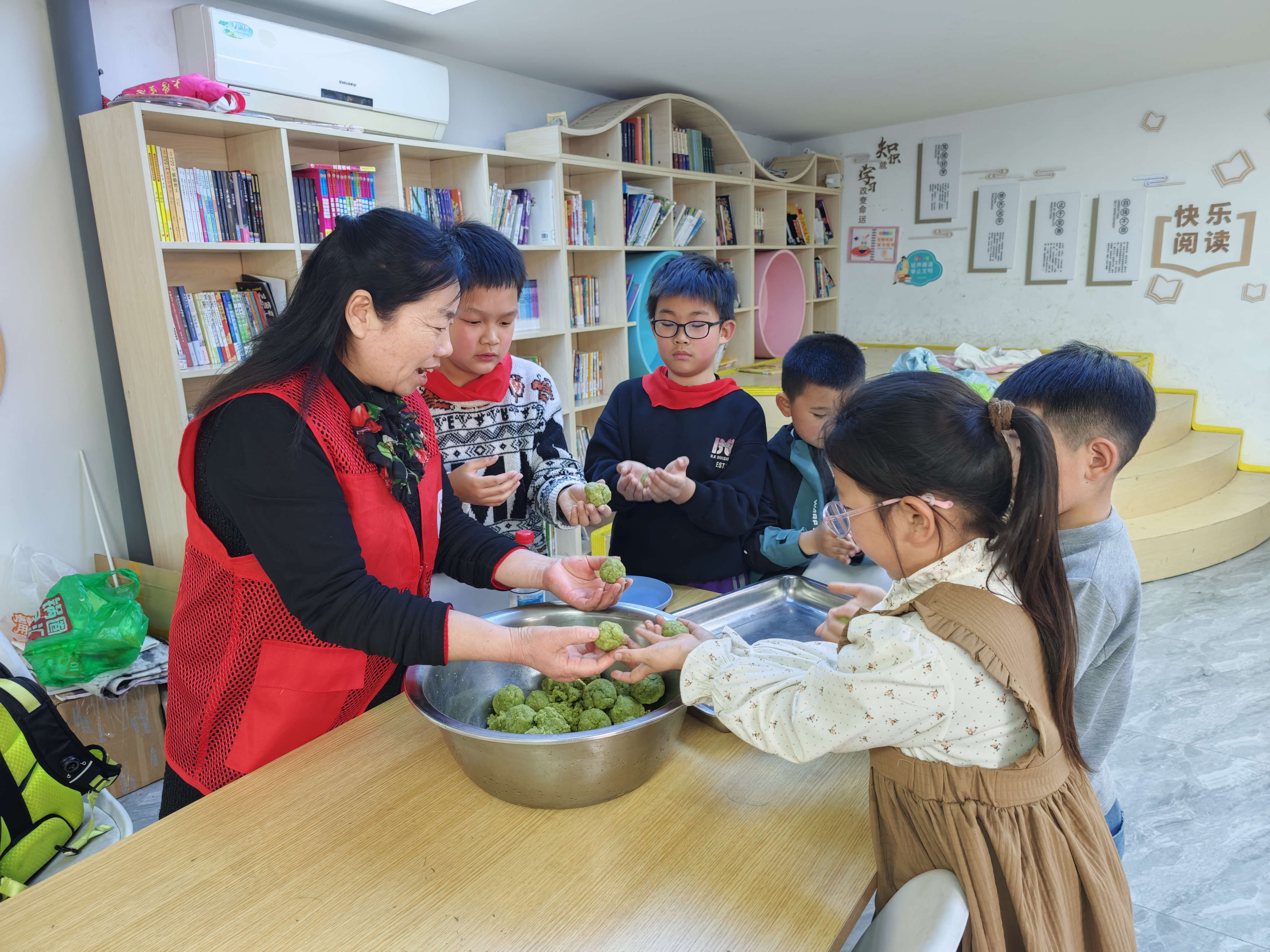 4月28日，崇川区幸福街道转水社区关工委联合辖区“五老”志愿者、南通市鹤涛小学、暖舍儿童成长中心幸福驿站开展南通非遗美食“冷蒸”制作活动。(转水社区关工委).jpg