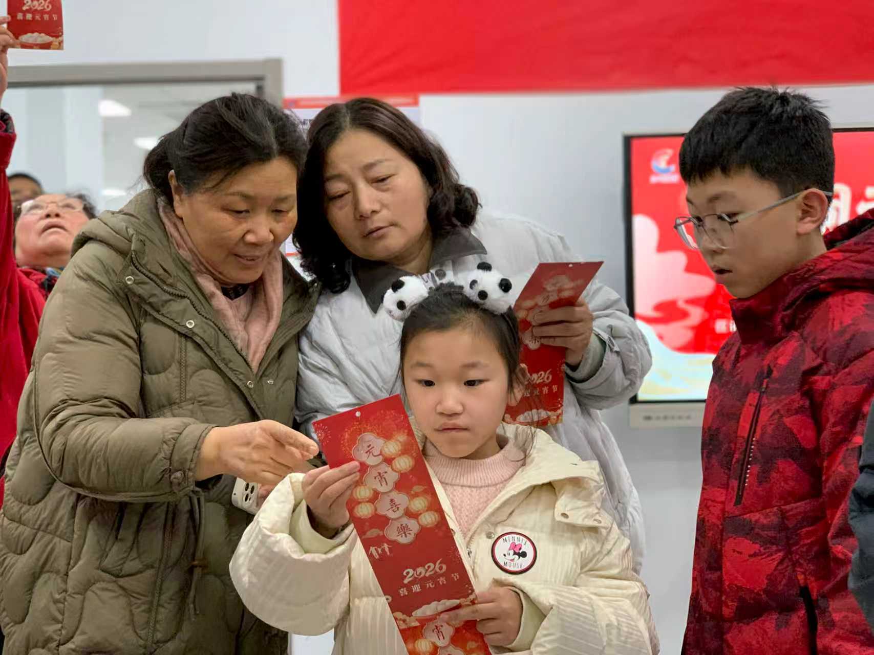 3月2日，任港街道大庆社区关工委精心举办“我们的节日·元宵”之“欢乐闹元宵 趣味猜灯谜”主题活动，邀请辖区内的青少年积极参与。（陈春燕）.jpg