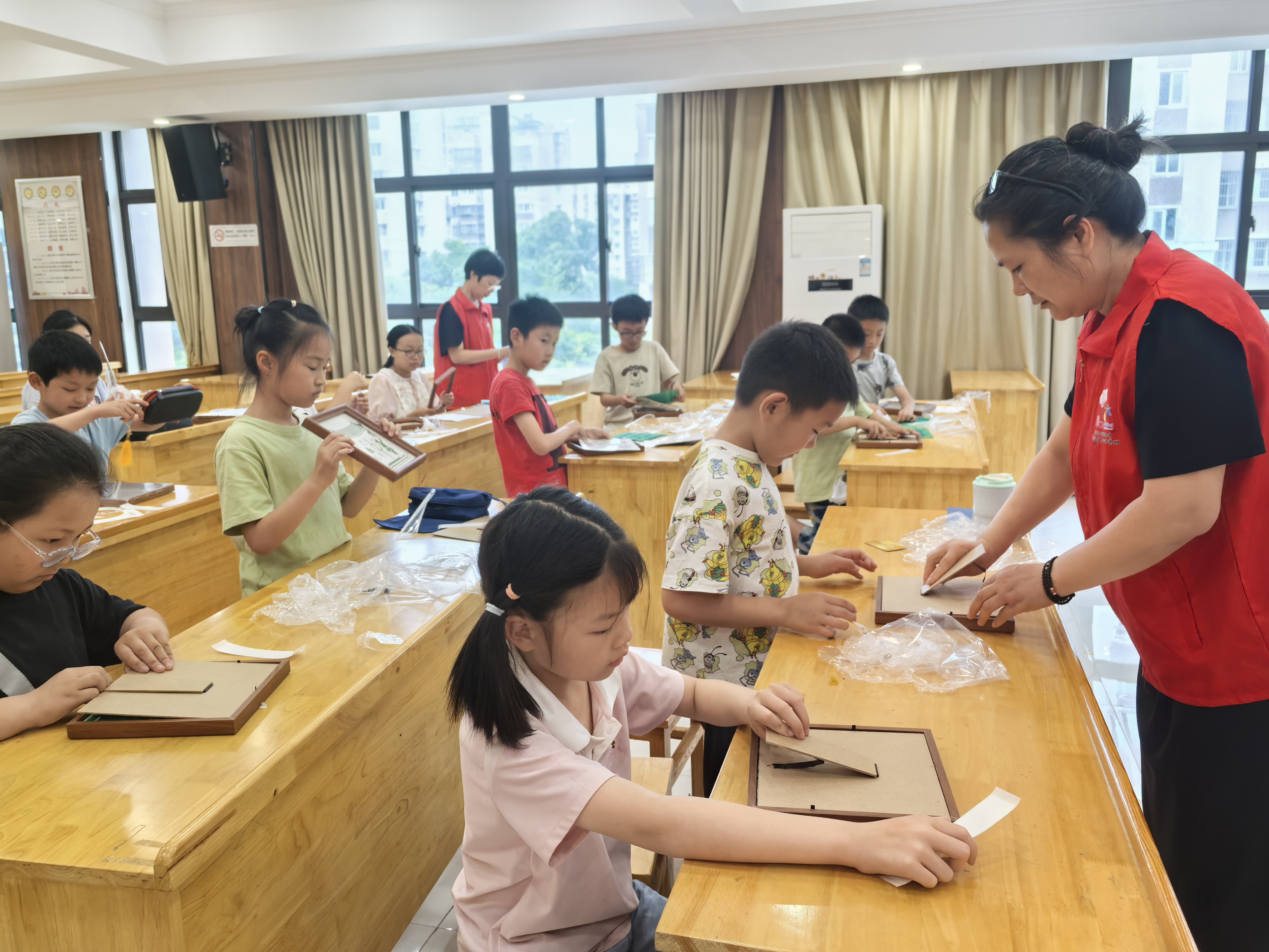 6月14日，崇川区幸福街道关工委开展“竹韵承端午巧手传匠心”主题活动。（幸福街道关工委）.jpg