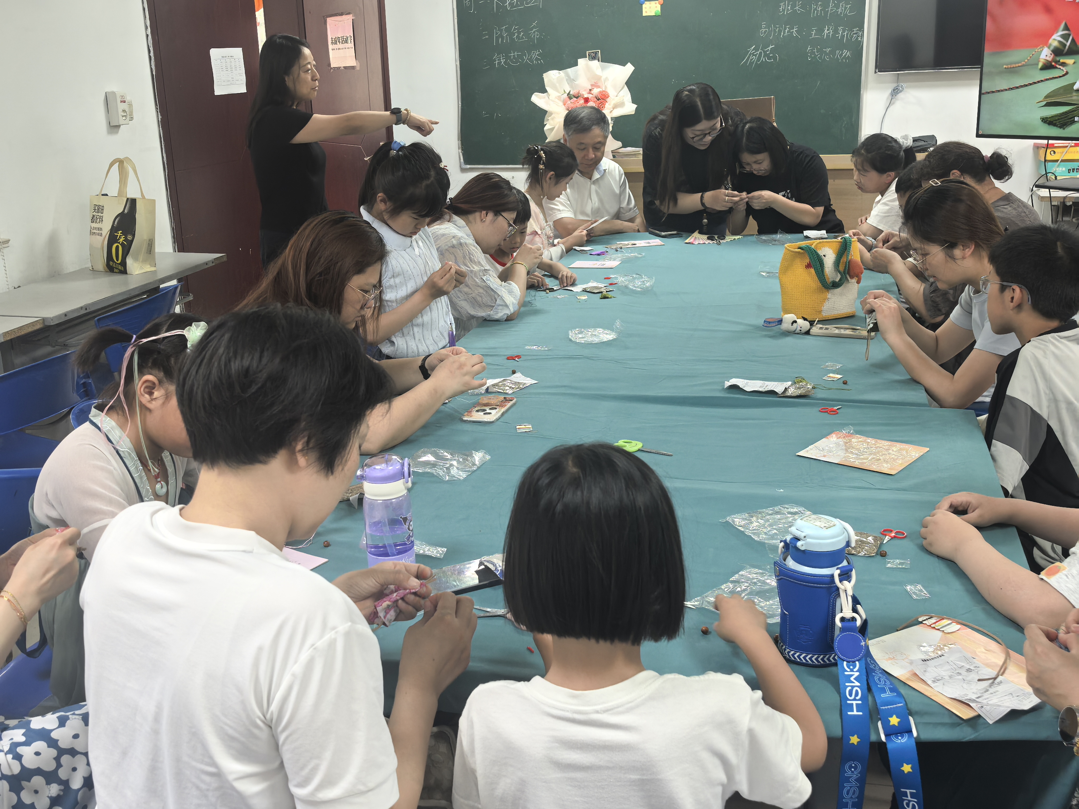6月13日，崇川区文峰街道城南社区关工委与朝晖小学在社区少年宫联合举办了“家点精彩 悦见成长”端午节亲子DIY香囊主题实践活动。（城南社区关工委）.jpg
