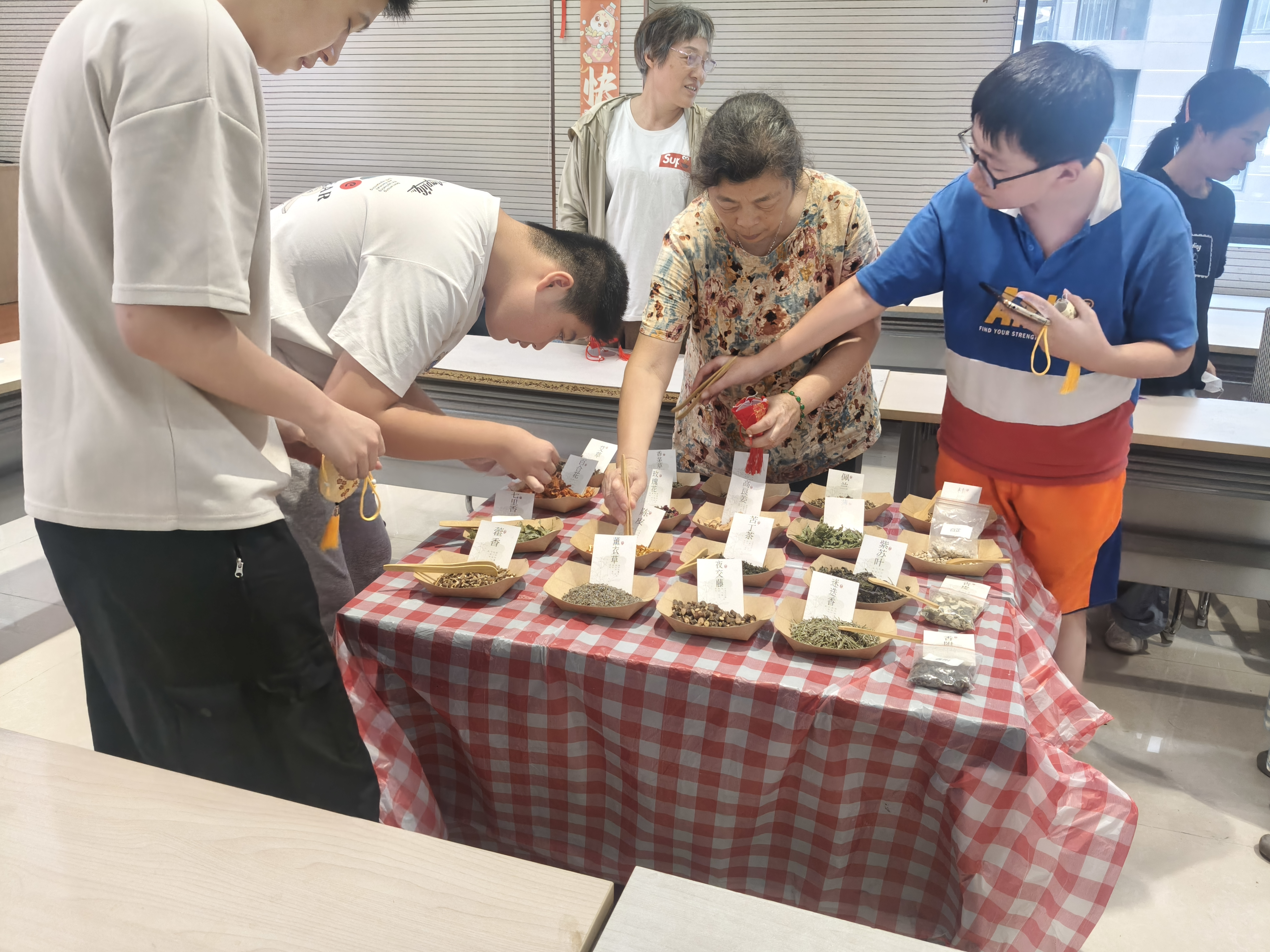 8月3日下午，崇川区文峰街道果园村社区关工委在社区内开展“香囊藏秋意，关爱润童心”主题实践活动。（果园村社区关工委）.jpg