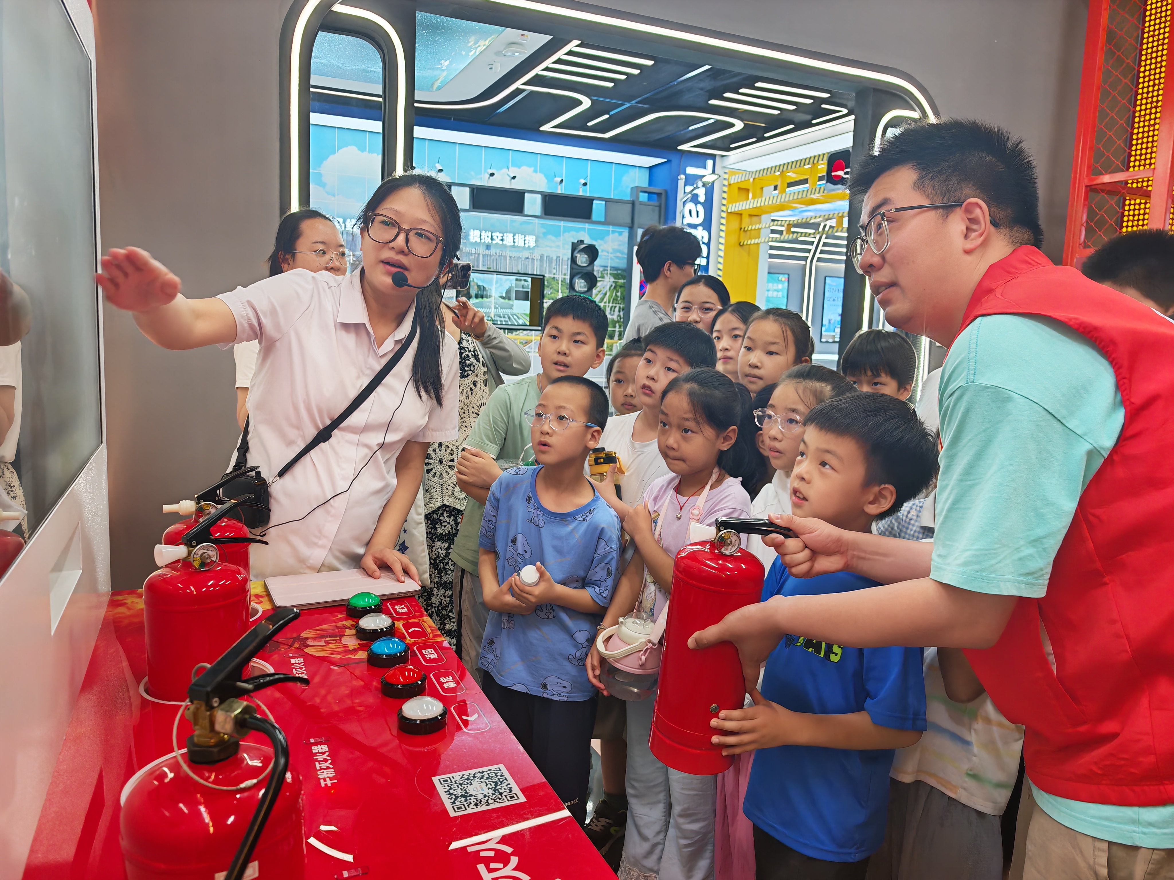 8月4日，崇川区天生港镇街道总工会、龙湖佳苑社区关工委依托辖区暑托班，以“沉浸式体验学安全 全方位守护防溺水”为主题，开展暑期安全主题教育活动。（龙湖佳苑社区关工委）.jpg