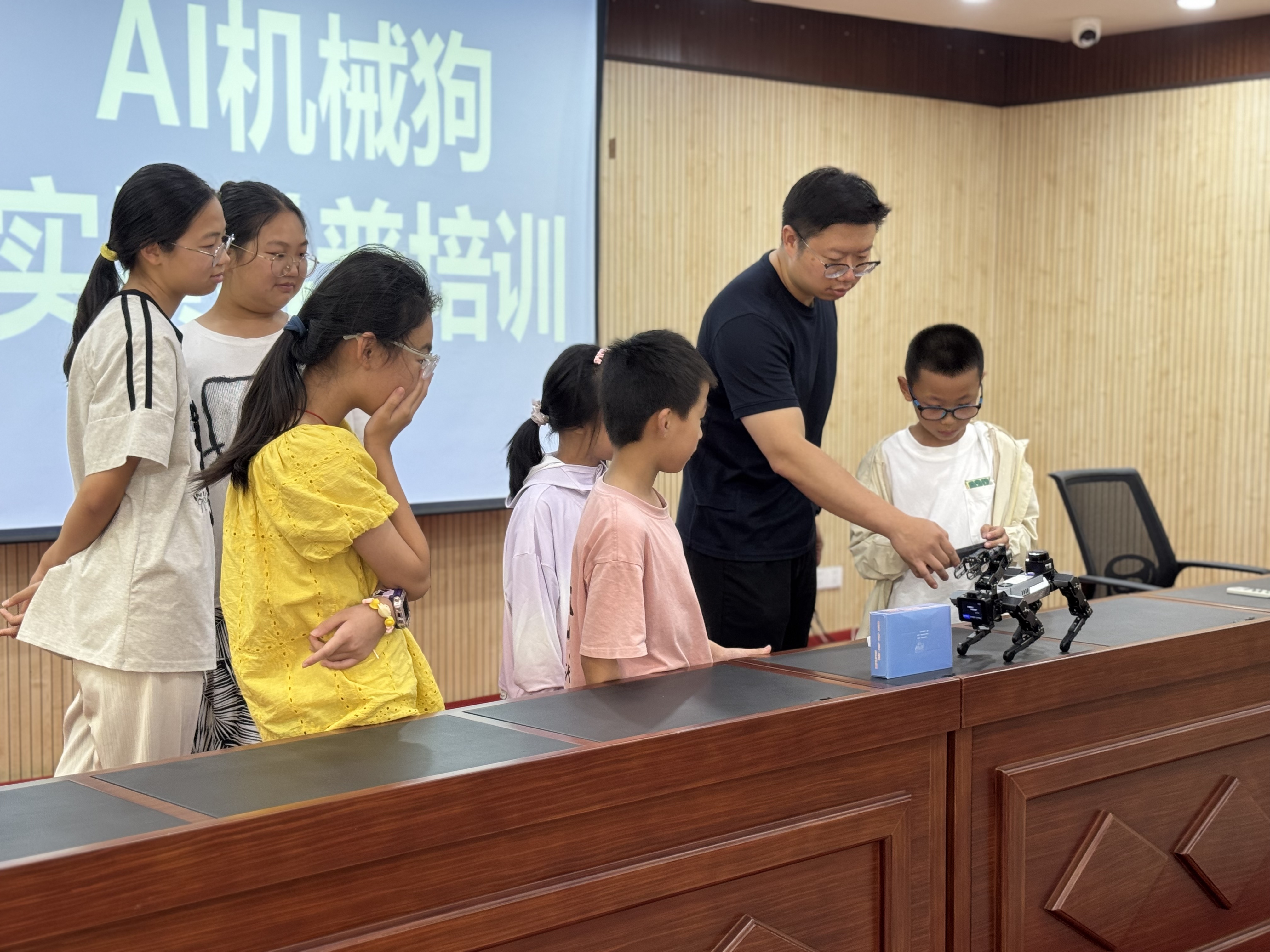 7月23日下午，崇川区陈桥街道丽都社区关工委组织辖区青少年开展暑期主题活动。本次活动围绕AI智能科普与电子机械狗实操体验展开，将趣味科技知识与实践体验深度融合，带领青少年近距离感受科技的独特魅力。（丽都社区关工委）.jpg