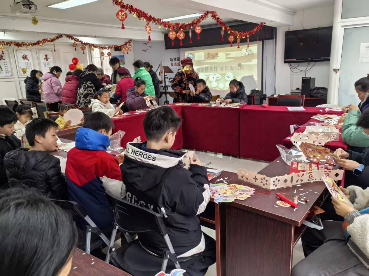 3月2日上午，学田街道学田苑社区关工委举办了一场“巧手闹元宵 团圆暖人心”元宵节民俗活动，吸引众多青少年踊跃参与。在欢乐祥和的氛围中，大家一同传承传统文化，共叙邻里团圆情谊。（陈素萍）.png