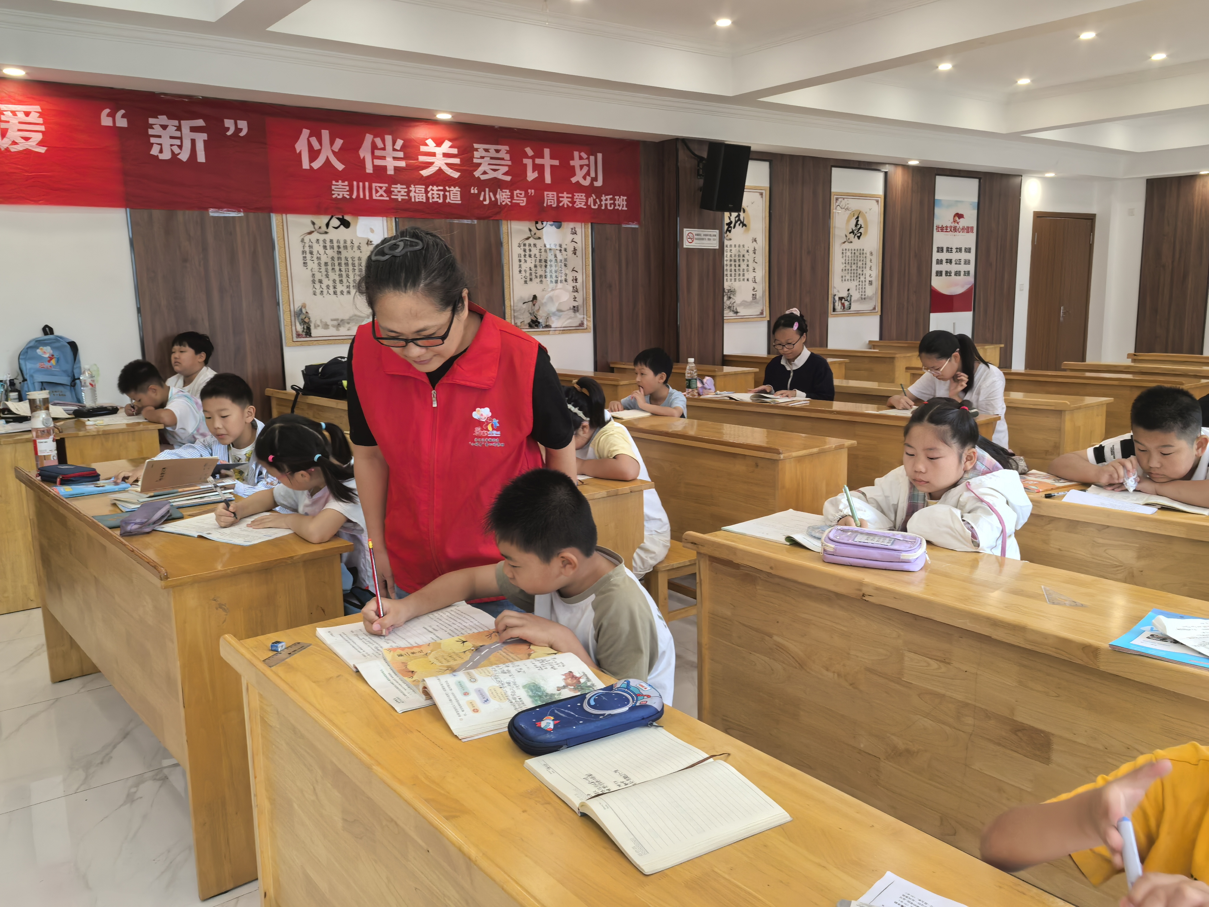 9月14日，崇川区幸福街道关工委开设“暖‘新’伙伴关爱计划”周末爱心托管班，安排“五老”人员为孩子们提供作业辅导。（幸福街道关工委）.jpg