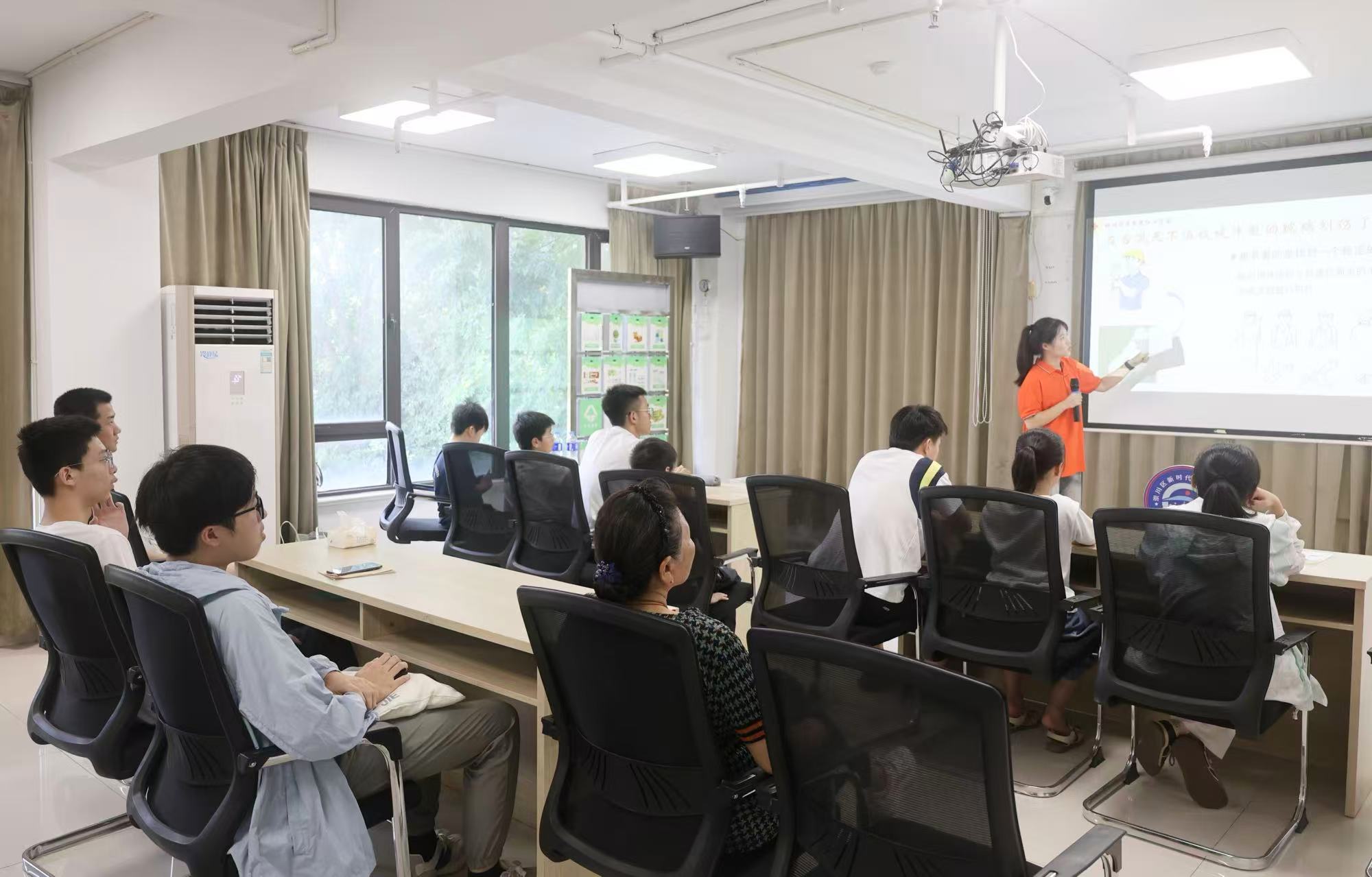 8月5日下午，崇川区虹桥街道新西社区关工委联合南通大学地理科学学院“与虹同行”志愿服务实践团，共同举办了“气象万千，就在身边”防灾减灾科普活动，该活动是“七彩夏日”系列主题活动之一。（新西社区关工委）.jpg