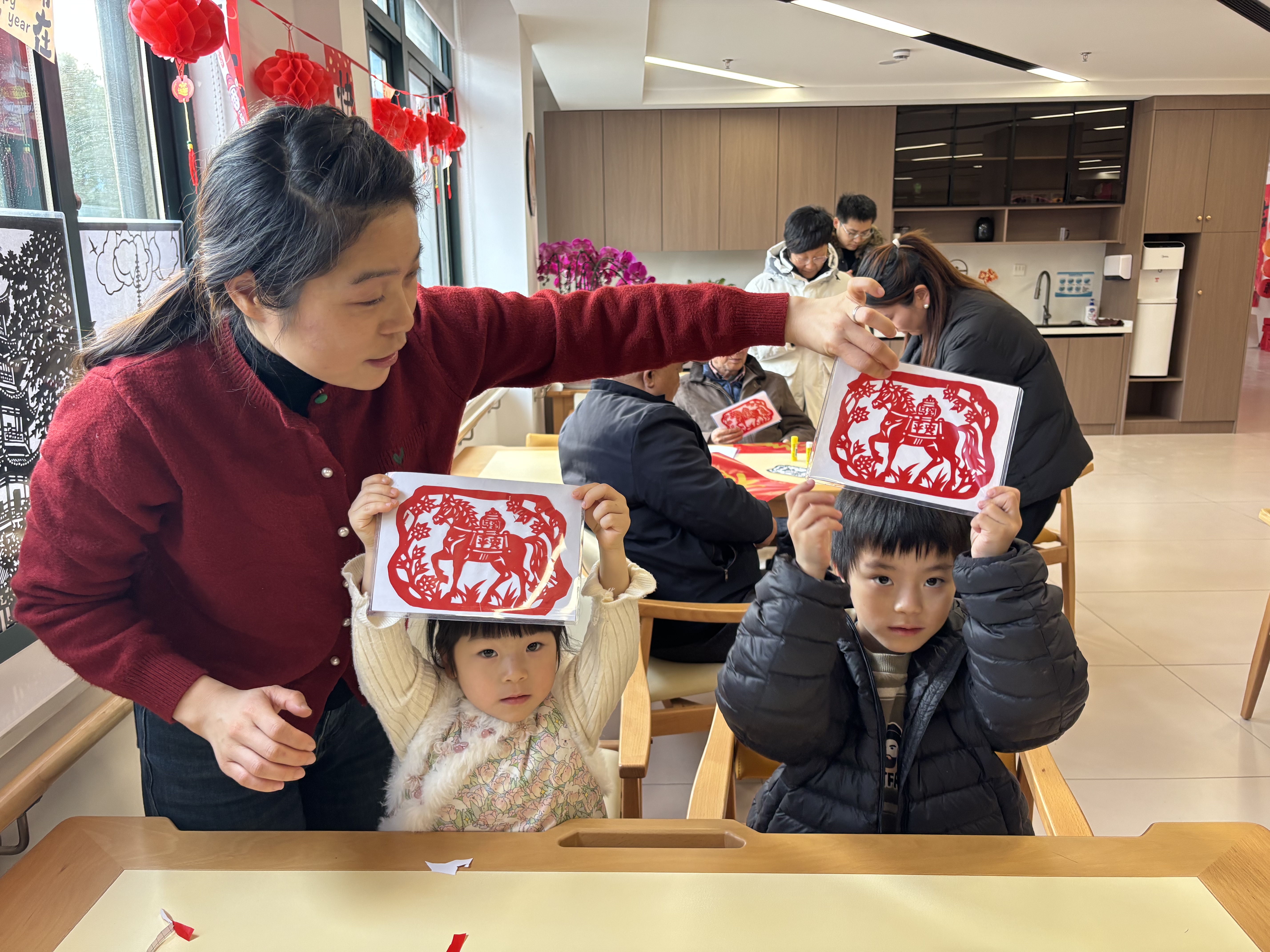 2月7日下午，文峰街道新城社区和煦网格携手南通崇德学雷锋公益服务中心及关工委，联合举办“马到成功”剪纸活动。孩子们在“五老”蒋春昇的耐心指导下，一张张红纸在指尖翻飞流转，转瞬之间便化作寓意吉祥的“马到平安”剪纸图案。活动现场老少同乐，欢声笑语不绝于耳，处处洋溢着浓浓的新春喜庆氛围！（新城桥社区关工委）.jpg
