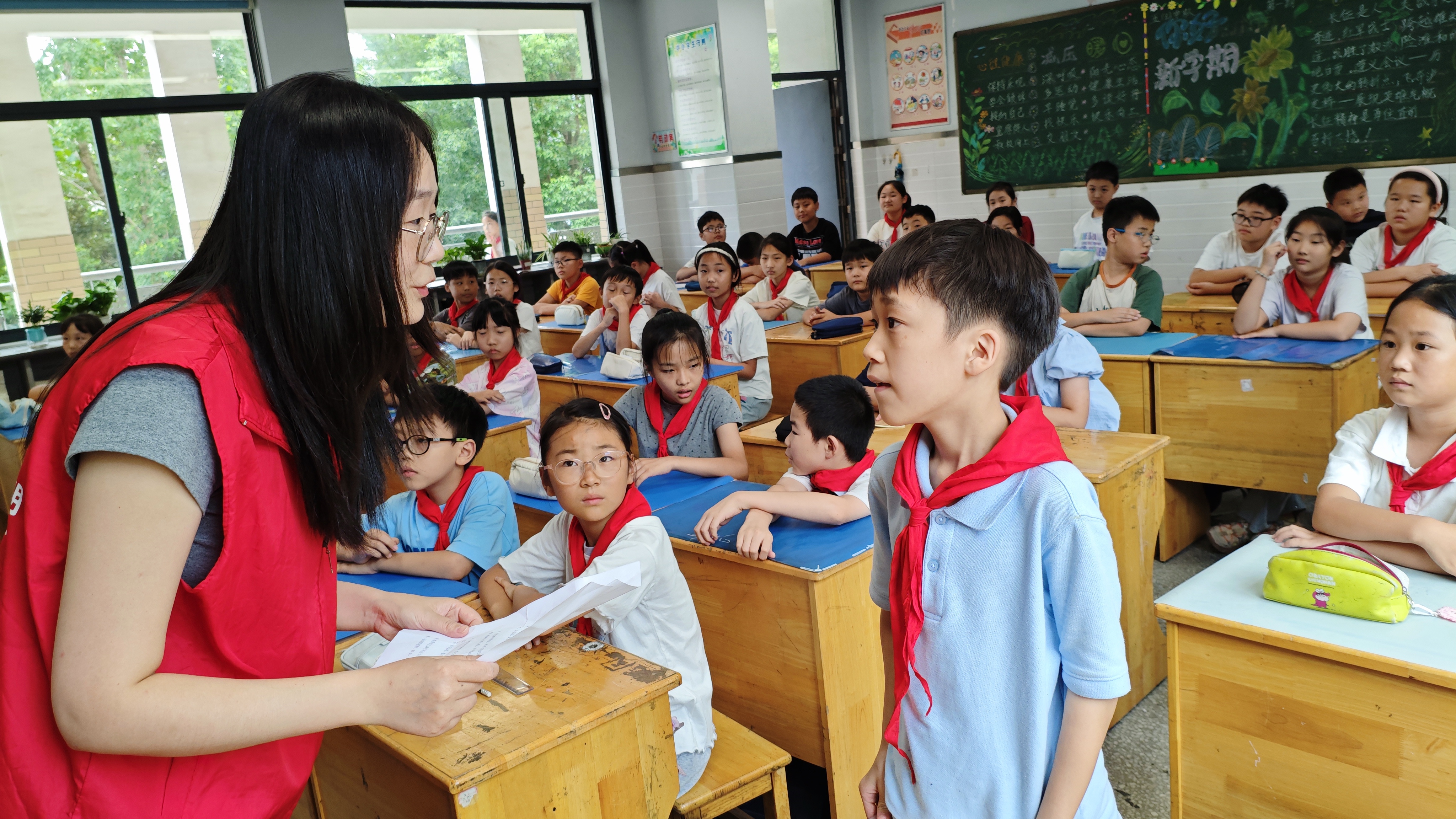 9月4日，崇川区天生港镇街道新闸社区、八一社区关工委走进天生港小学，开展了“书香伴童成长 法润心灵启航”主题活动。（八一社区关工委）.jpg