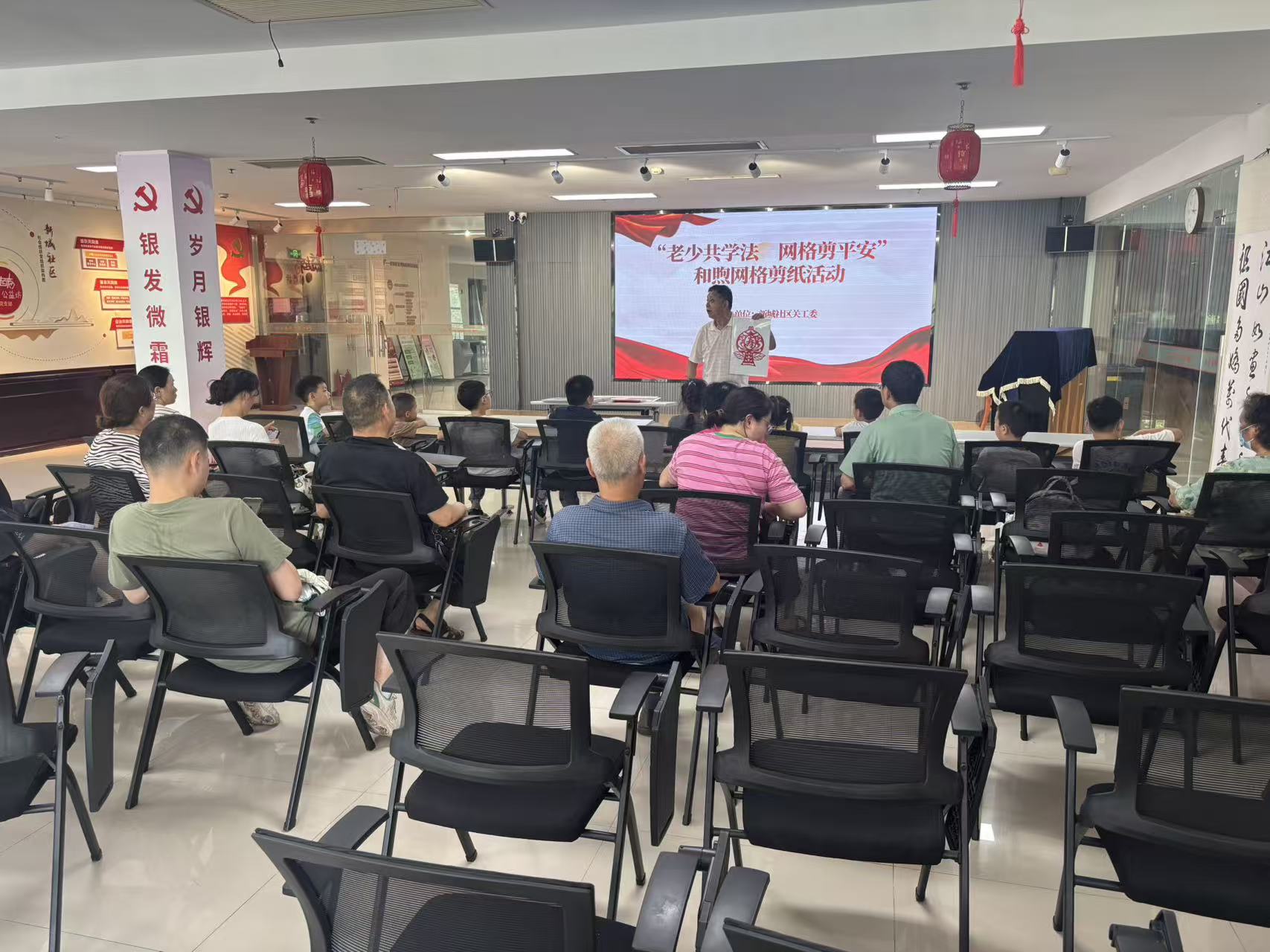 7月15日下午，崇川区文峰街道新城社区关工委开展纪念红军长征胜利90周年剪纸活动，邀请“五老”代表、老党员蒋春昇为辖区青少年现场教学。（新城社区关工委）.jpg