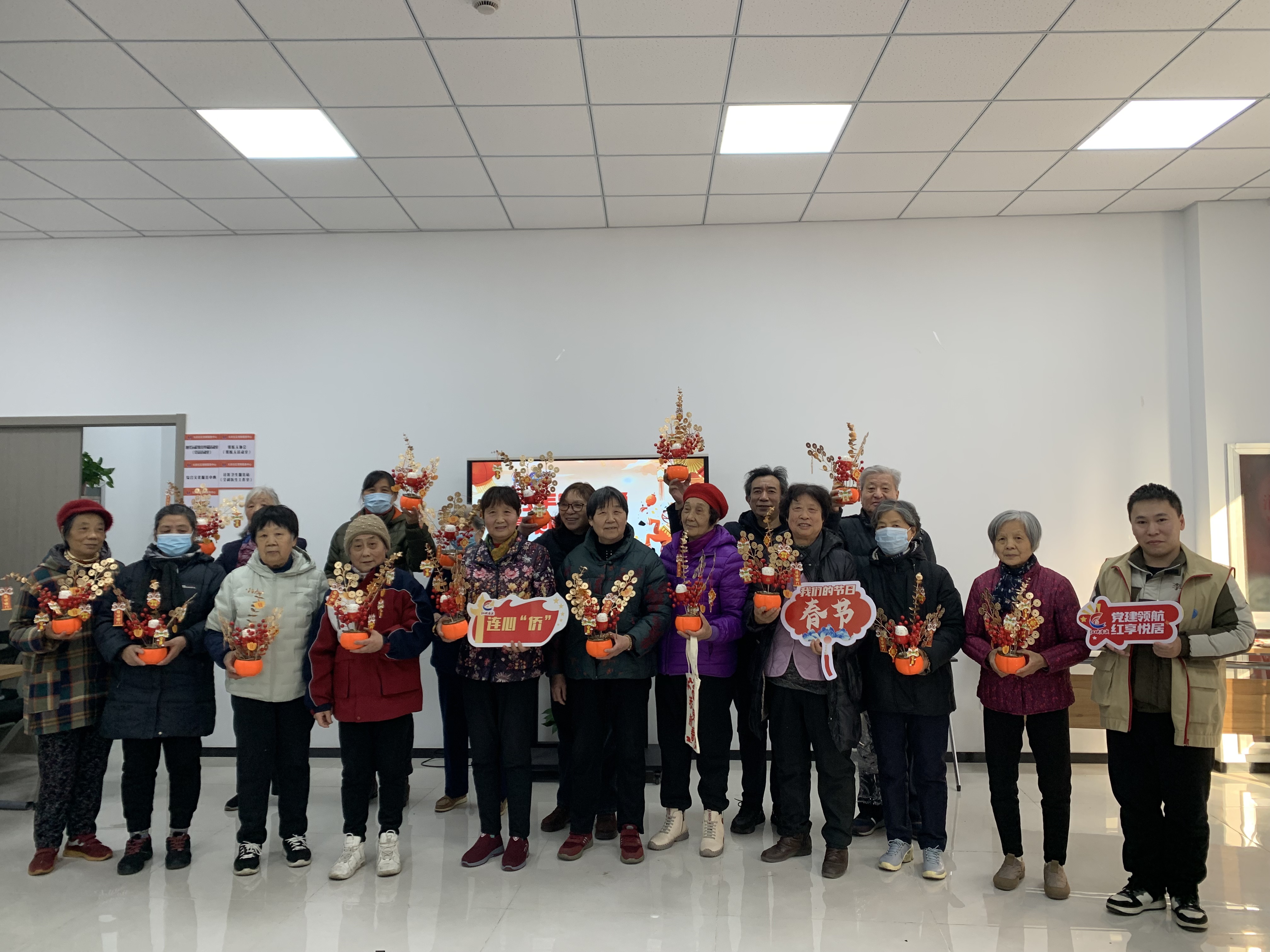 1月13日，崇川区任港街道关工委、侨联分会在大庆社区青少年活动室，开展“巧手制福桶 喜迎吉祥年”活动。（大庆社区陈丹）.jpg