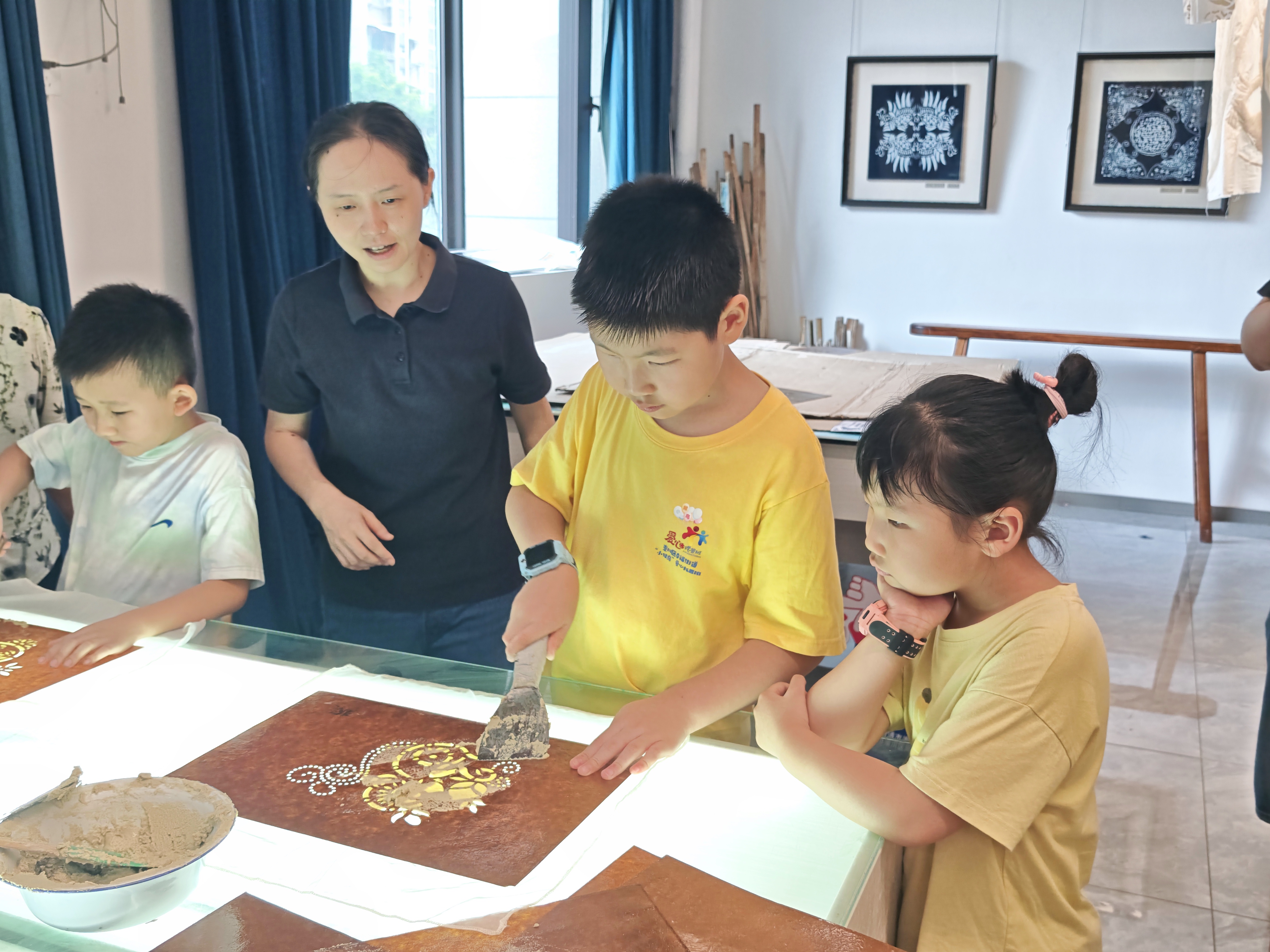 8月30日，崇川区幸福街道转水社区关工委组织本社区暑托班学员开展了“探寻蓝白之美，非遗浸润童心”蓝印花布非遗主题研学活动。（转水社区关工委）.jpg