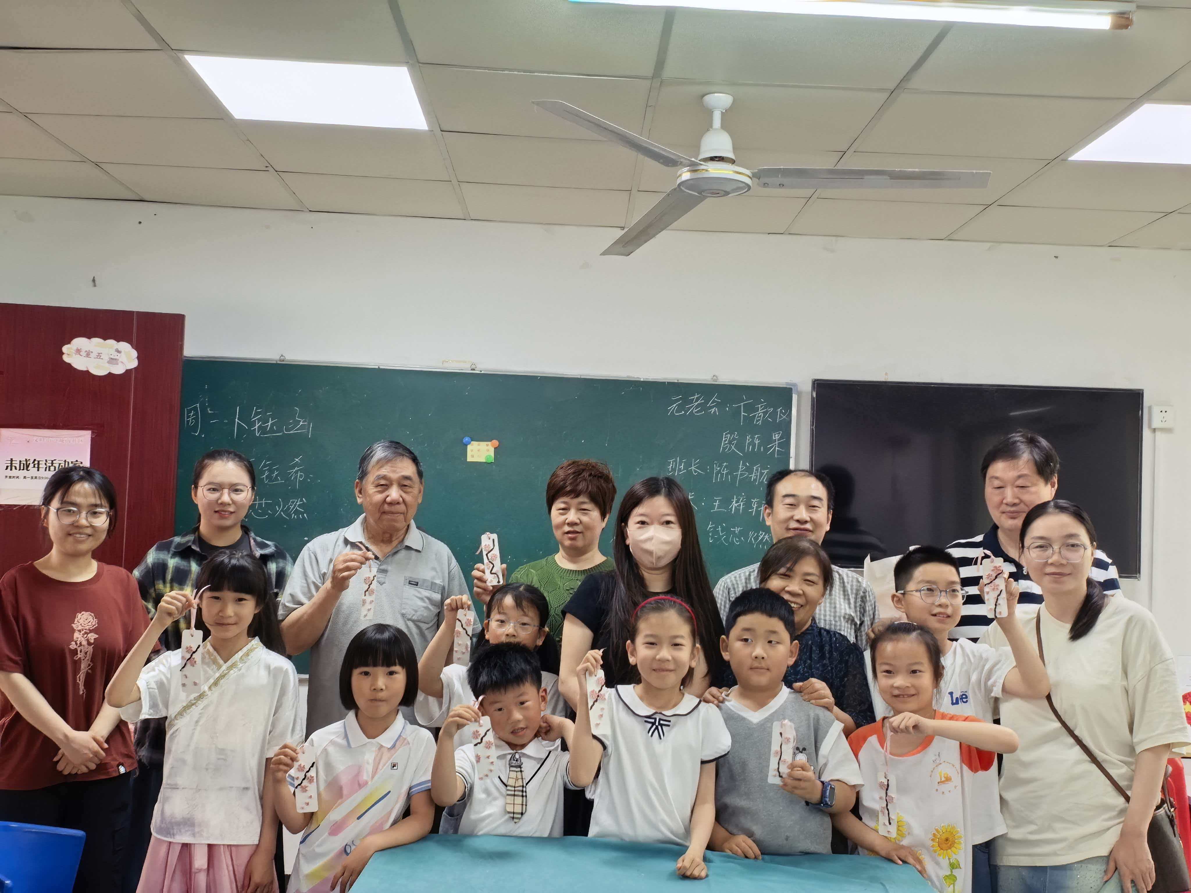 5月23日上午，崇川区文峰街道城南社区关工委与朝晖小学在社区少年宫联合举办“家点精彩 悦见成长”亲子衍纸樱花书签制作活动。活动特邀党员教师、志愿者老师及社区“五老”一同参与，借助非遗手作体验，为亲子家庭营造了一段温馨而富有意义的互动时光。（城南社区关工委）.jpg