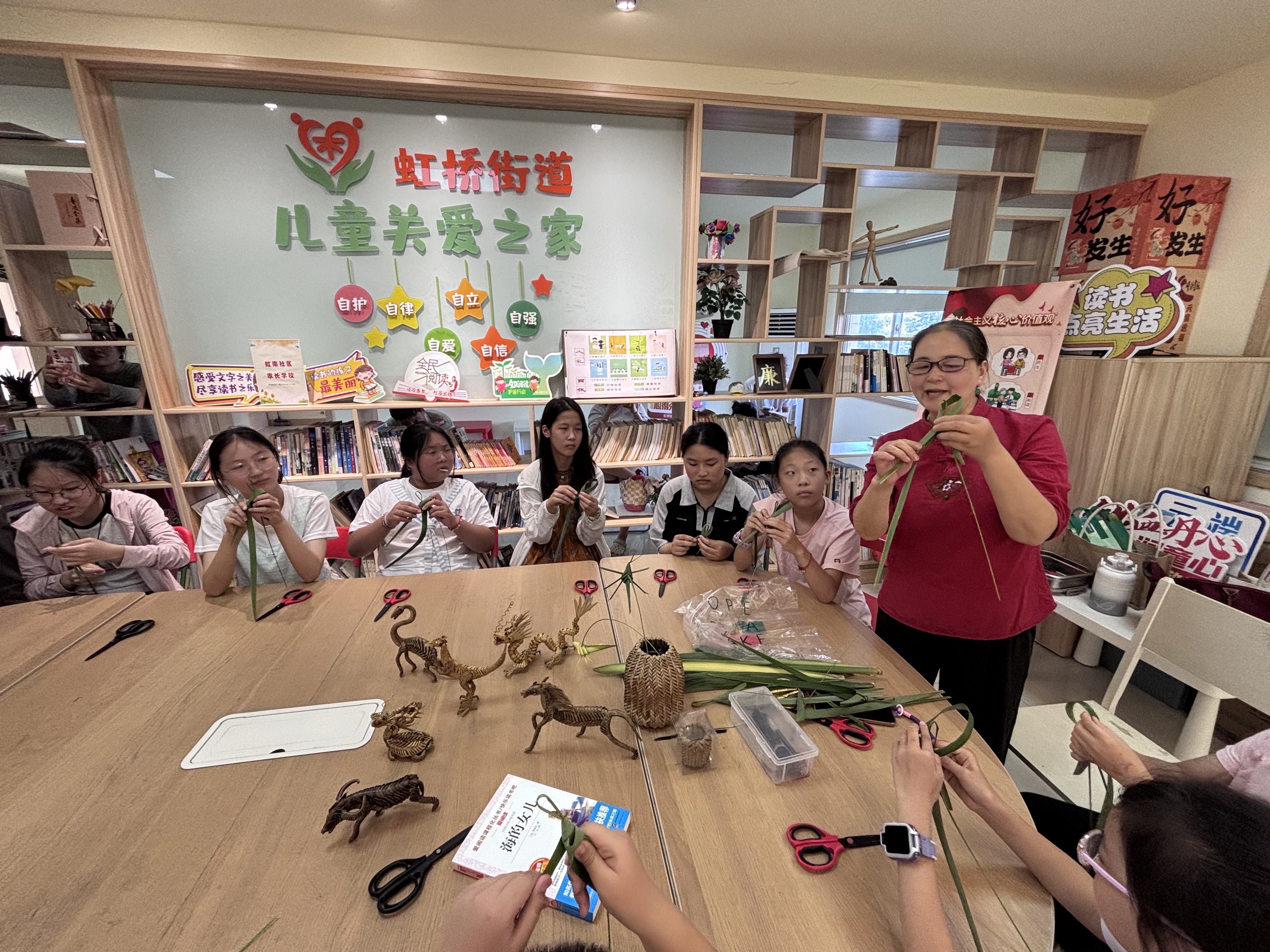 7月10日下午，崇川区虹桥街道虹南社区关工委组织开展了以“非遗指尖承，巧手制螳螂”为主题的暑期手工实践活动。（虹南社区关工委）.jpg