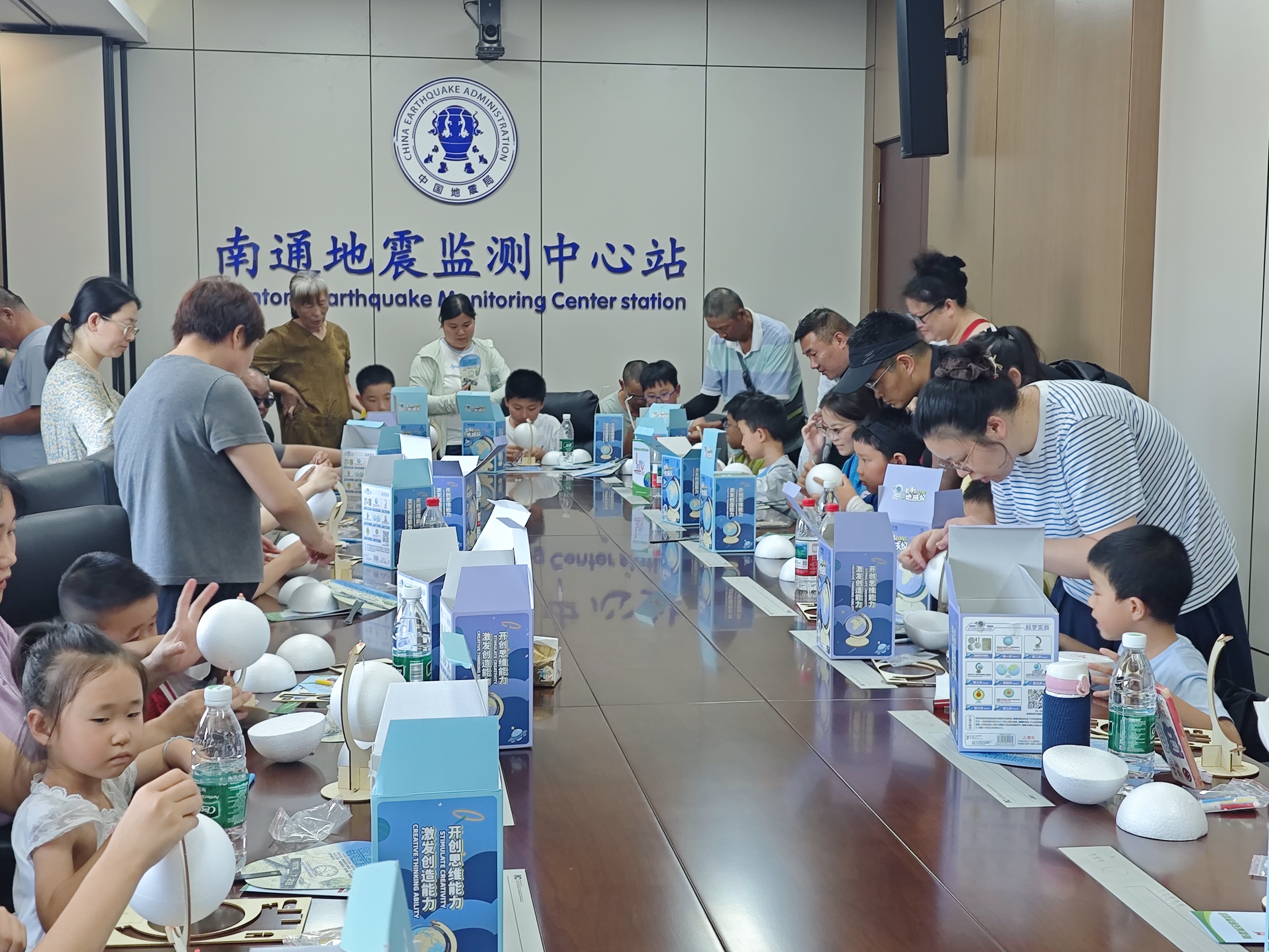 7月23日，崇川区狼山镇街道军山、狼山、剑山社区关工委组织辖区青少年及家长，走进南通地震监测中心开展防灾减灾科普实践活动。（军山、狼山、剑山社区关工委）.jpg