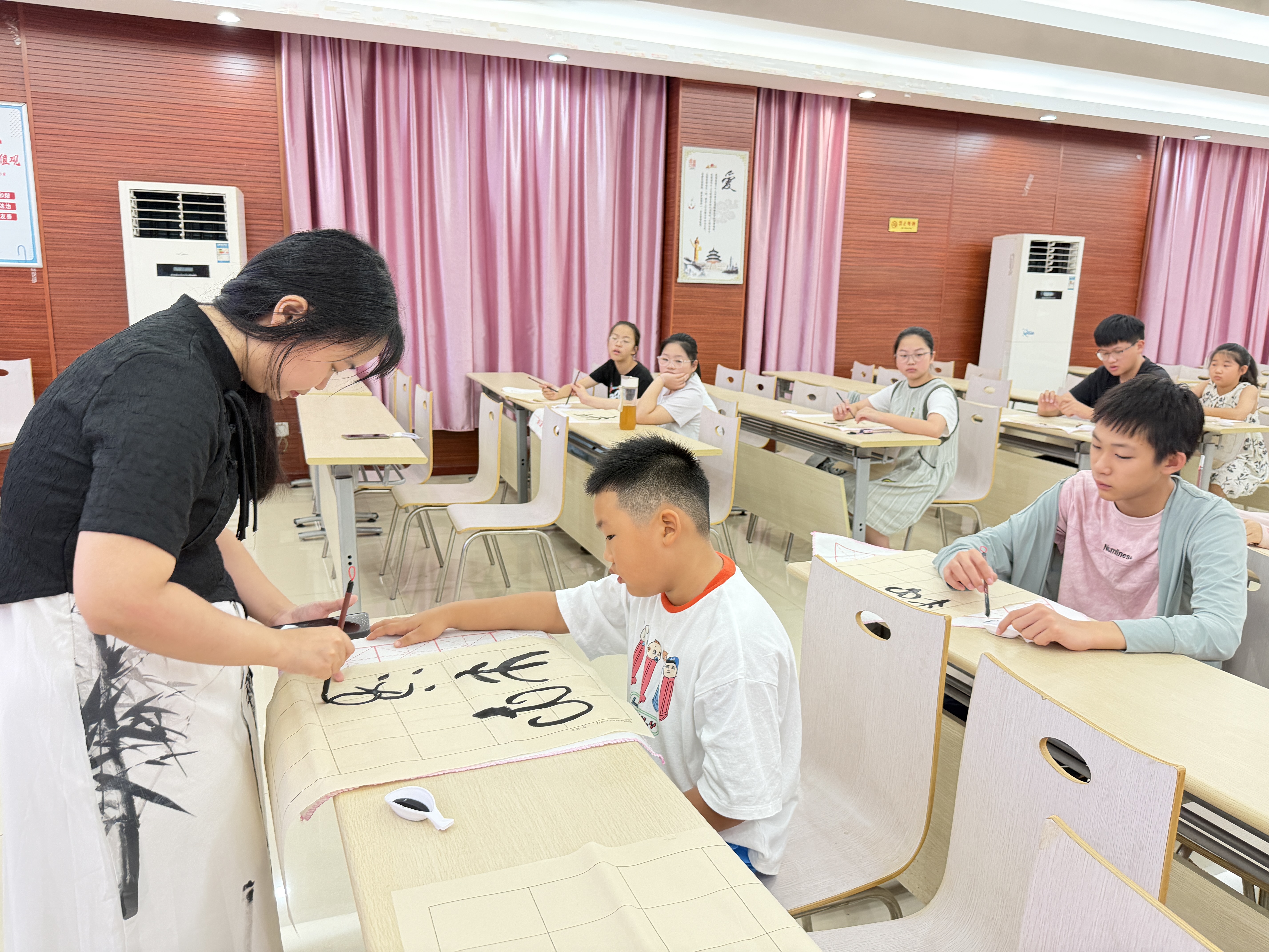 7月28日，崇川区唐闸镇街道尖沟头社区关工委开展了“甲骨寻文脉 阅读润童心”主题活动，陪伴青少年探索汉字起源，守护少年儿童健康成长。（尖沟头社区关工委）.jpg