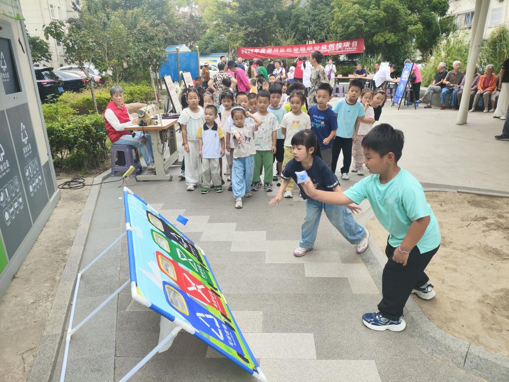 9月15日，崇川区城东街道东大街社区关工委面向银花苑幼儿园的小朋友，精心开设了垃圾分类主题趣味互动课堂。（东大街社区关工委）.png