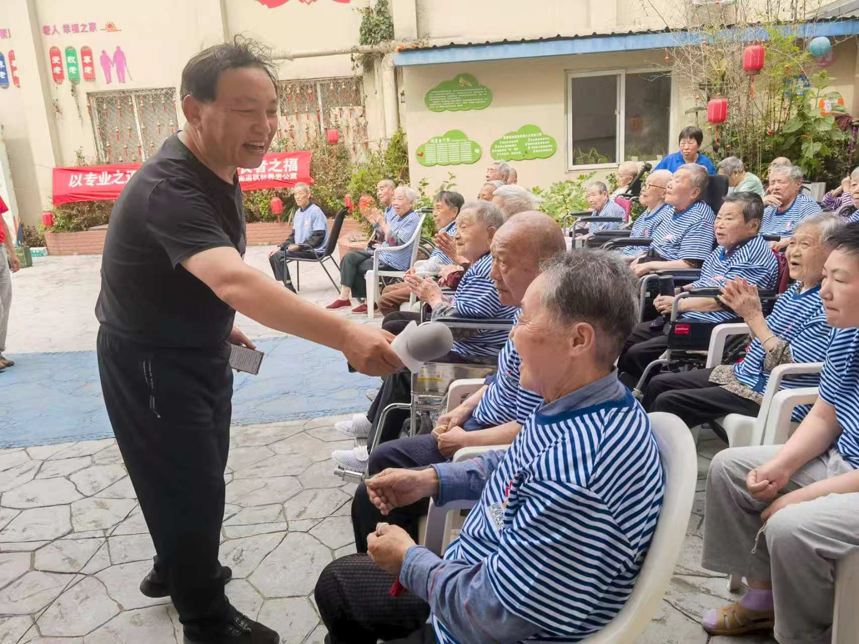 6月12日上午，崇川区文峰街道光明社区“五老”艺术团携精心准备的节目，前往枫林敬老院举办“端午粽飘香，敬老情更浓”主题慰问演出，提前为老人们送上节日的祝福与欢乐。（光明社区关工委）.jpg