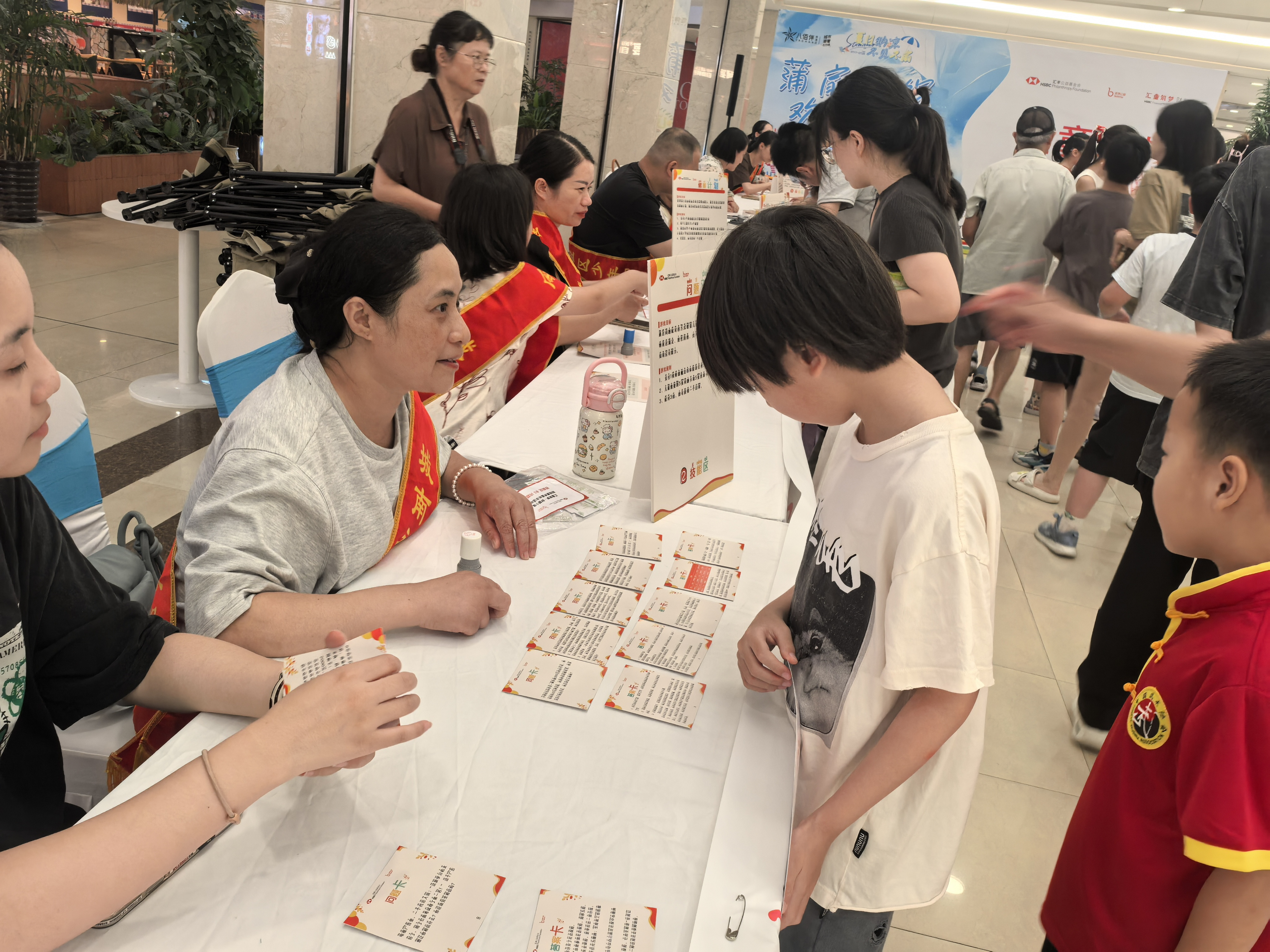 7月18日下午，崇川区文峰街道城南社区少年宫联合汇丰公益基金会、佰特公益，在八佰伴商场举办“财智盛夏 趣享成长”财经素养主题嘉年华活动。本次活动是城南社区关工委“七彩夏日”暑期实践系列活动之一，吸引了辖区内众多亲子家庭参与。（城南社区关工委）.jpg