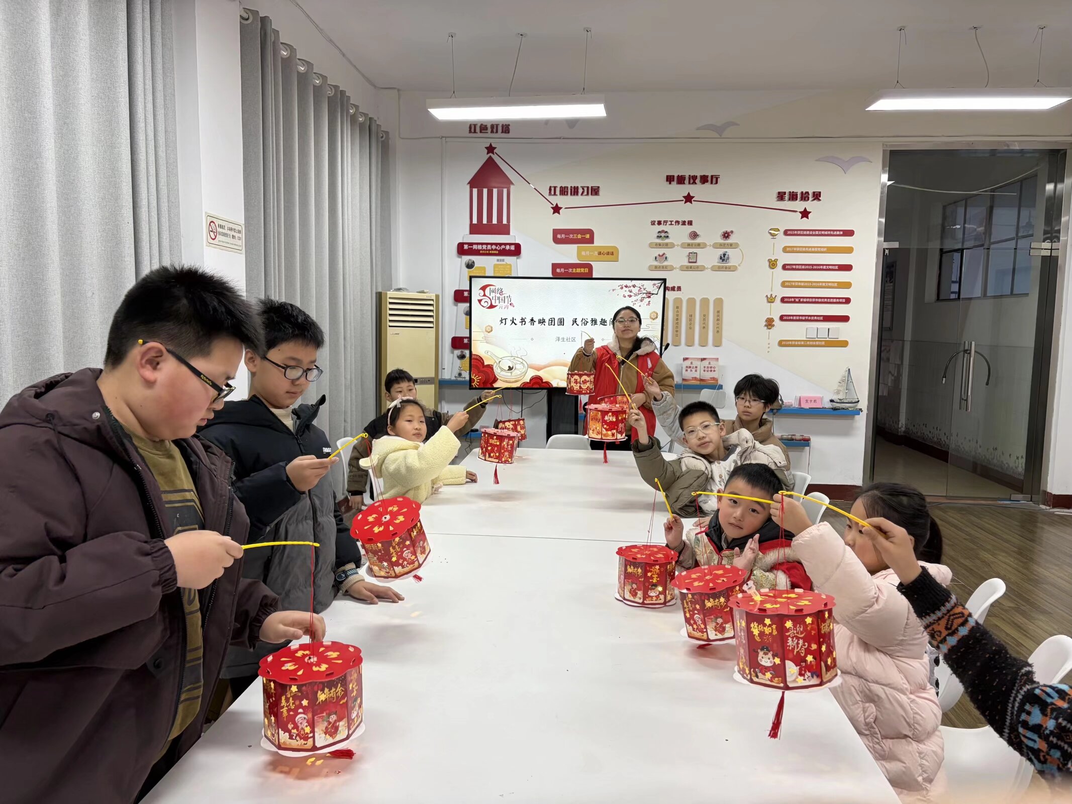 2月27日，天生港镇街道泽生社区、通燧社区关工委联合开展“灯火书香映团圆 民俗雅趣闹上元”主题活动，带领辖区青少年在沉浸式体验中领略传统节日的独特魅力，共度温馨、文明且富有意义的元宵佳节。（倪德华）.jpg