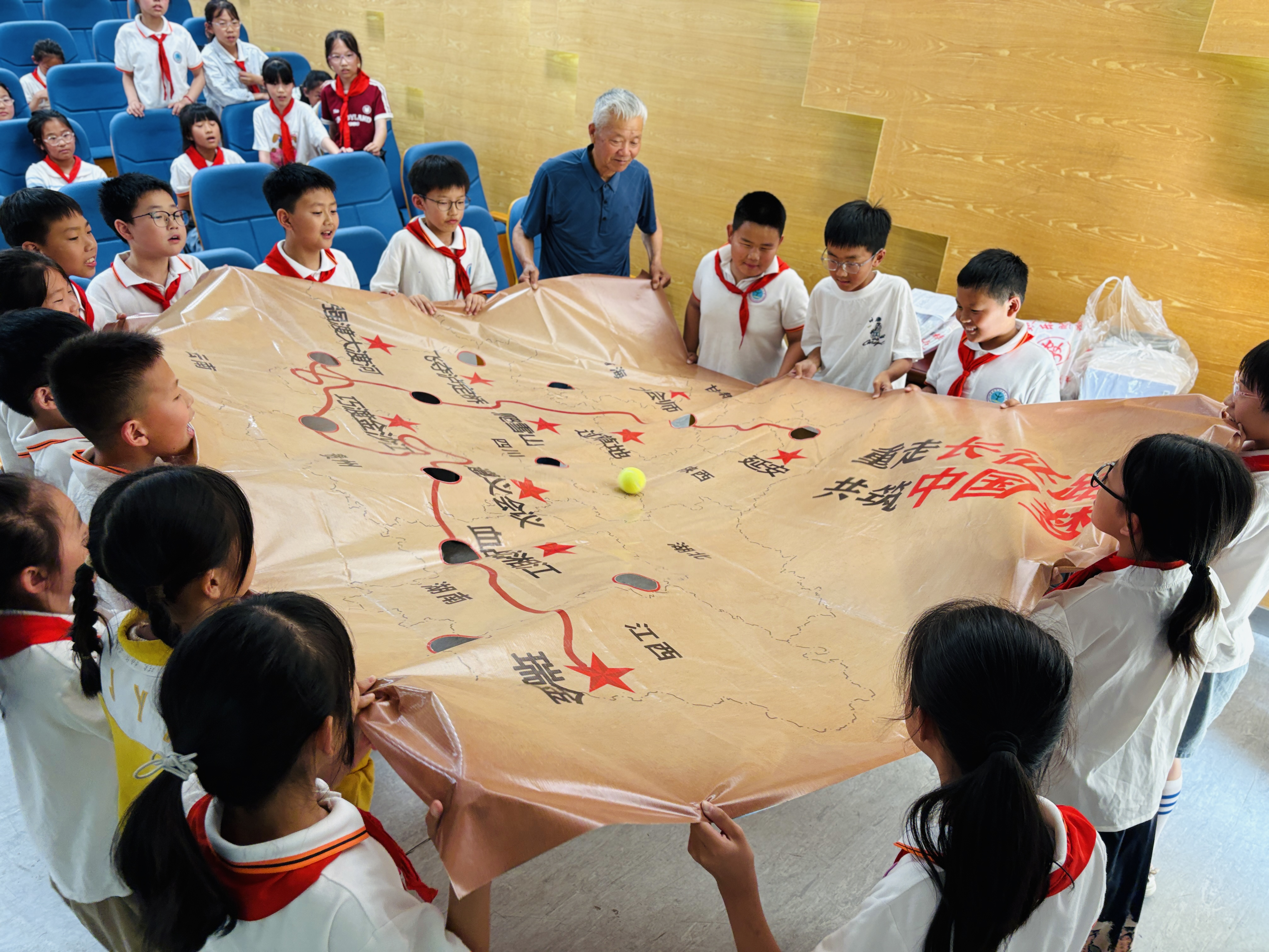 6月2日，崇川区天生港镇街道关工委联合天生港小学，举办“追寻红色足迹弘扬长征精神主题纪念活动。(天生港镇街道关工委).png