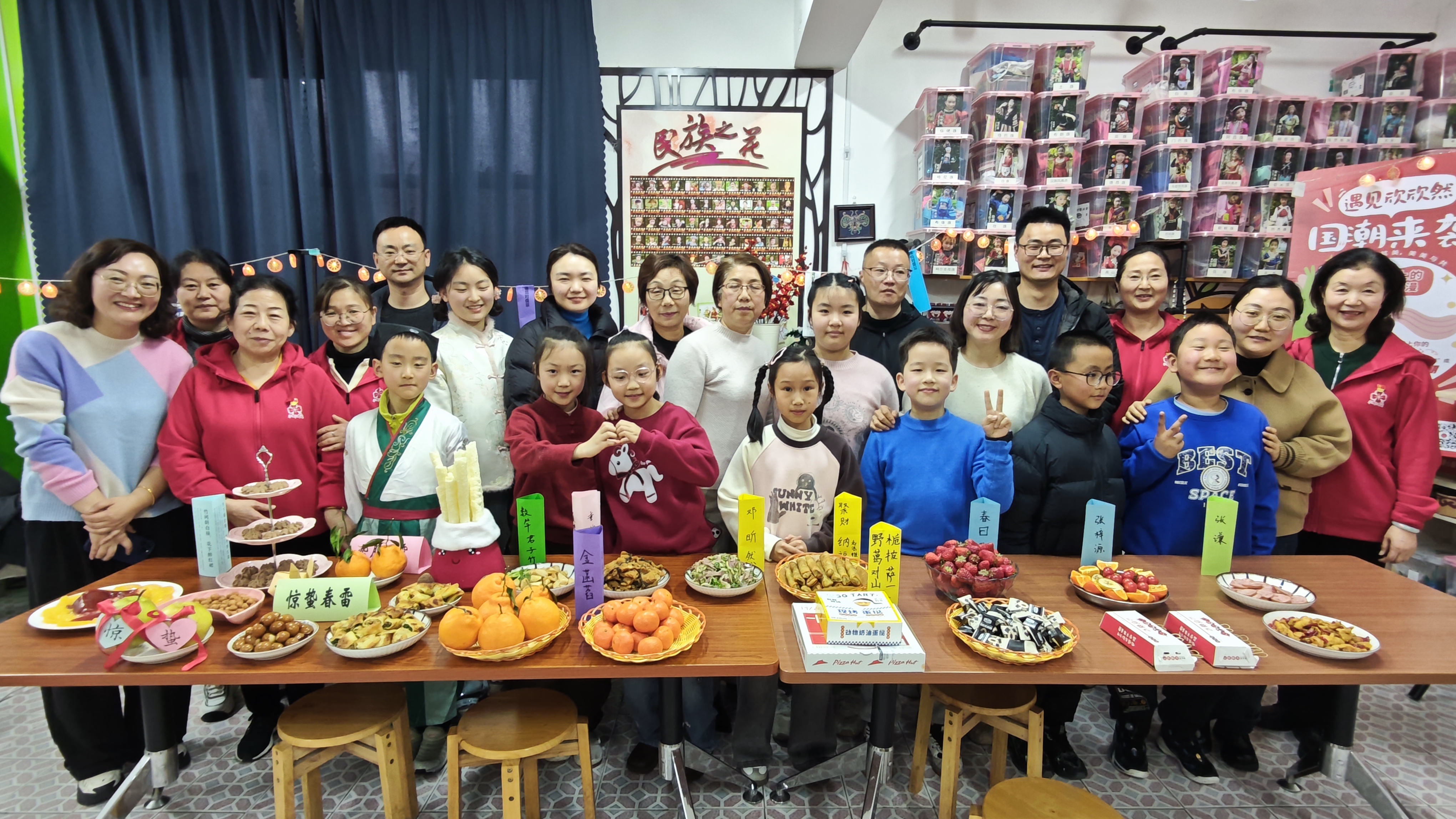 3月1日下午，崇川区新城桥街道欣欣然红书房内暖意融融，温馨满溢。为将传统文化融入日常肌理，让经典韵律浸润心灵深处，红书房以《笠翁对韵》为脉络、以节气时序为约，正式启幕“四时之美”文化系列活动中的元宵雅集。一盏盏华灯摇曳，一卷卷典籍飘香，一碗碗汤圆软糯，一席席佳肴诱人，以文化为媒、以相聚为乐，在烟火气与书卷香交织的温馨氛围中，共赴一场温暖雅致的元宵之约。（周玉瑄）.jpg