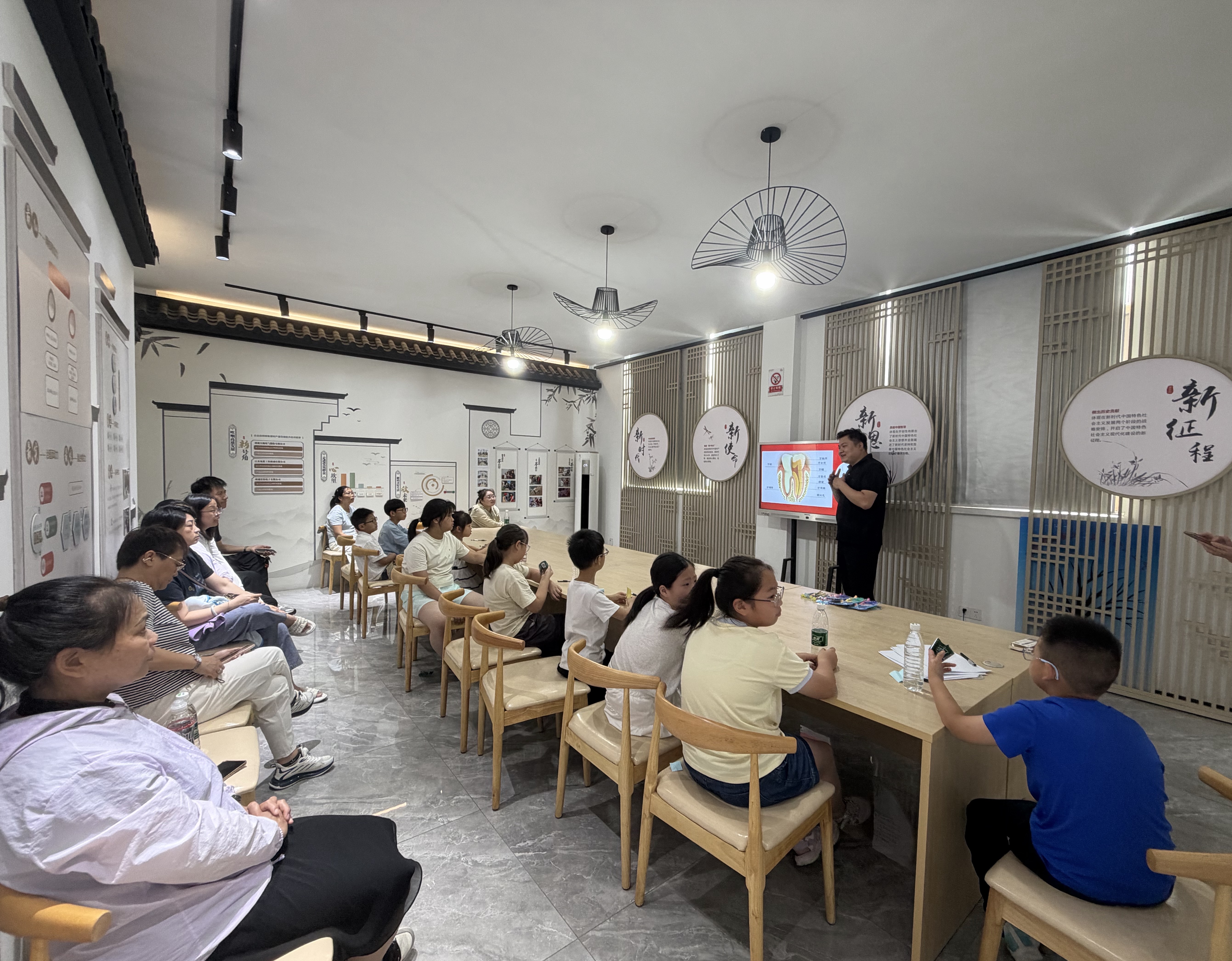 7月15日，崇川区天生港镇街道八里庙村关工委与妇联联合开展“我的情绪我做主”家庭教育公益课堂，吸引了众多家庭参与本次活动。（八里庙村关工委）.jpg